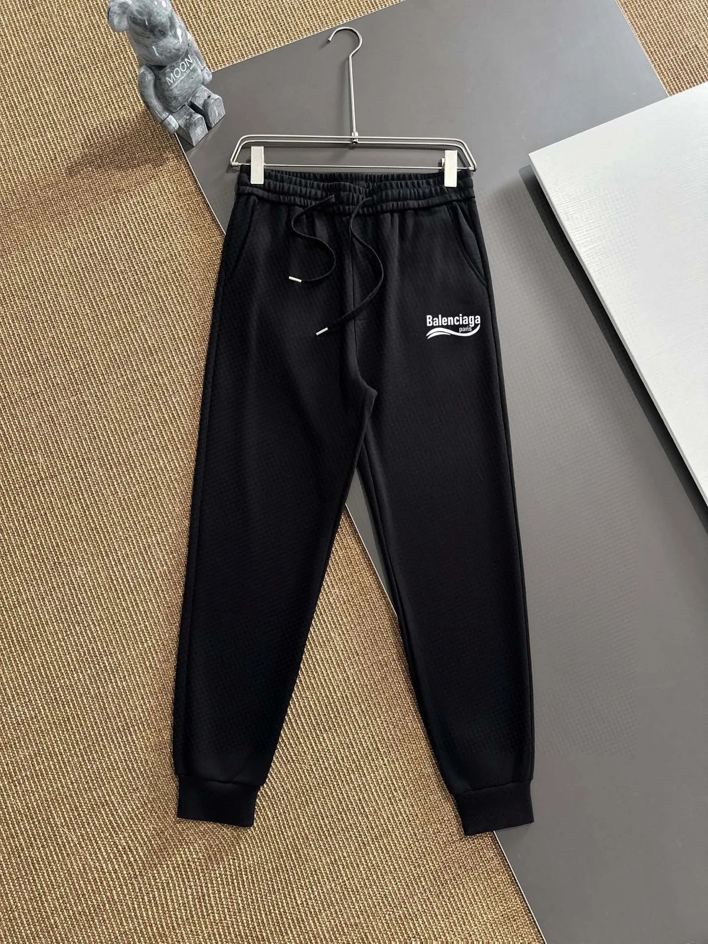 🅿️380 direct batch [BALENCIAGA] (Fat Man’s Gospel) hot-selling suit is coming. Focus on the original version of the official website. 2025 new hot-selling sweatshirt suit. The original order is the best. 🇭🇰The meticulous work of top designers. Just for a fitting and perfect upper body effect. 100% natural high-quality Roman cotton, close-fitting comfort, noble and elegant! Original hardware embodies elegance and nobility! Counter size: M-5XL (maximum wear up to 220 pounds)
