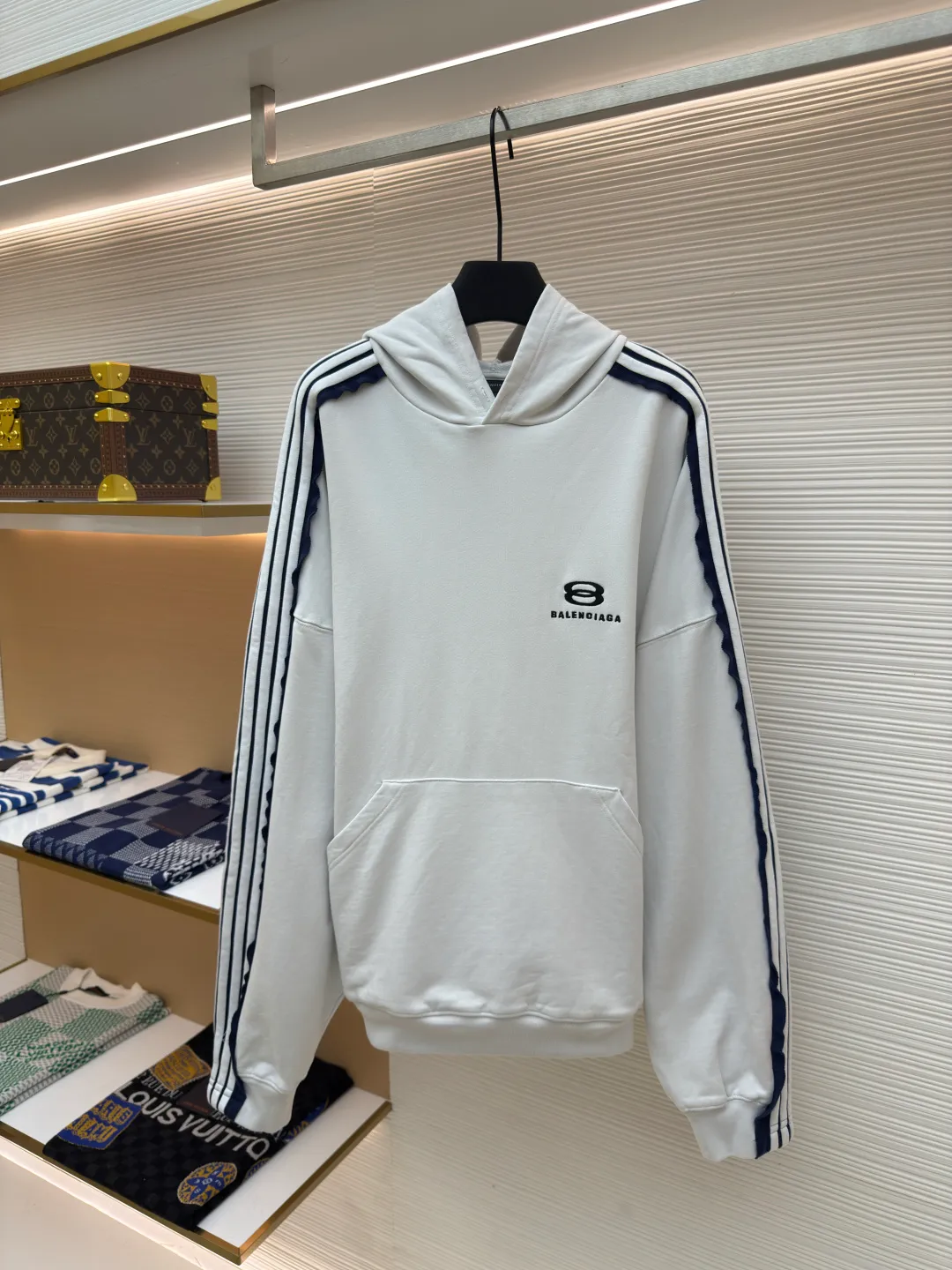 Balenciaga shoulder bar hooded sweatshirt ●Authentic product: Purchased and developed by 15720 ●Item number: 1680141-A95 ●Fabric: pure cotton fabric ●Technology: made on positioning cutting machine ●Version: loose fit ●Weight: about 1005 grams ●Size: 0-1-2-3 ●Description: Balenciaga Shoulder bar hooded sweatshirt, custom-woven and dyed original fabric of the same specifications, custom-dyed fabric in small vats and matching ribs, 380 grams in weight. The key and difficult craftsmanship is the splicing of five pit strips of webbing across the shoulders, and the one-piece sleeves are made after overcoating the front and back pieces. The materials are all developed and dyed, and even the edge ribs of the webbing are also made to have no color difference. The overall line is straight and delicate, the fabric is comfortable and soft, the color is consistent and there is no color difference. It can be matched with the same style to create a fashionable look, to control various occasions, customized accessories, complete three standards, the same style for men and women!