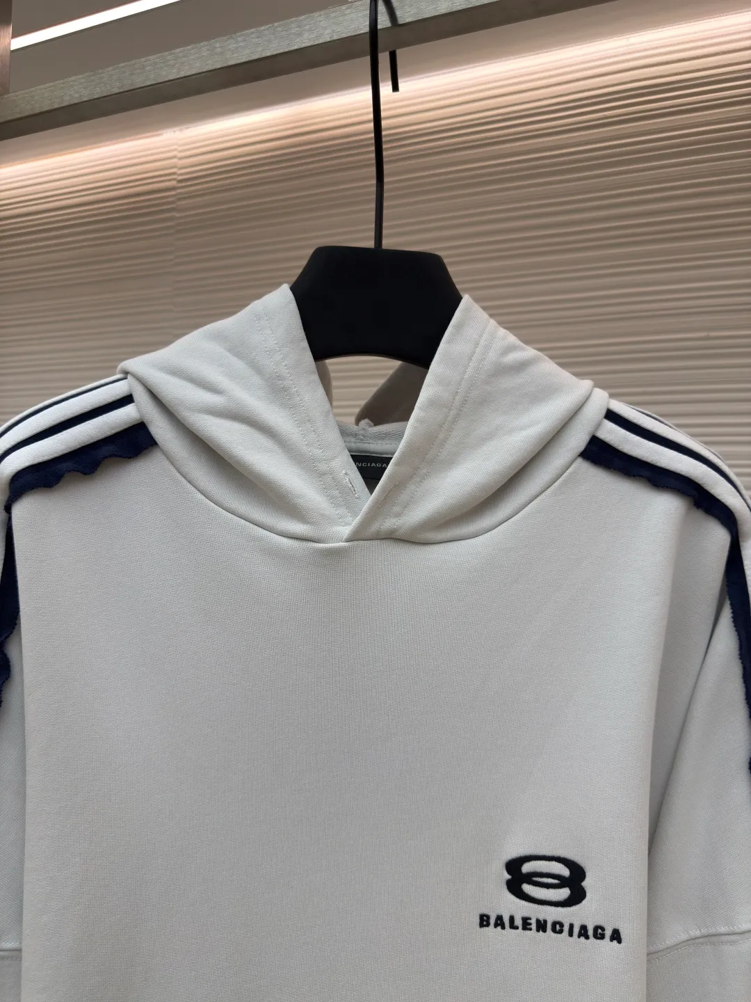 Balenciaga shoulder bar hooded sweatshirt ●Authentic product: Purchased and developed by 15720 ●Item number: 1680141-A95 ●Fabric: pure cotton fabric ●Technology: made on positioning cutting machine ●Version: loose fit ●Weight: about 1005 grams ●Size: 0-1-2-3 ●Description: Balenciaga Shoulder bar hooded sweatshirt, custom-woven and dyed original fabric of the same specifications, custom-dyed fabric in small vats and matching ribs, 380 grams in weight. The key and difficult craftsmanship is the splicing of five pit strips of webbing across the shoulders, and the one-piece sleeves are made after overcoating the front and back pieces. The materials are all developed and dyed, and even the edge ribs of the webbing are also made to have no color difference. The overall line is straight and delicate, the fabric is comfortable and soft, the color is consistent and there is no color difference. It can be matched with the same style to create a fashionable look, to control various occasions, customized accessories, complete three standards, the same style for men and women!