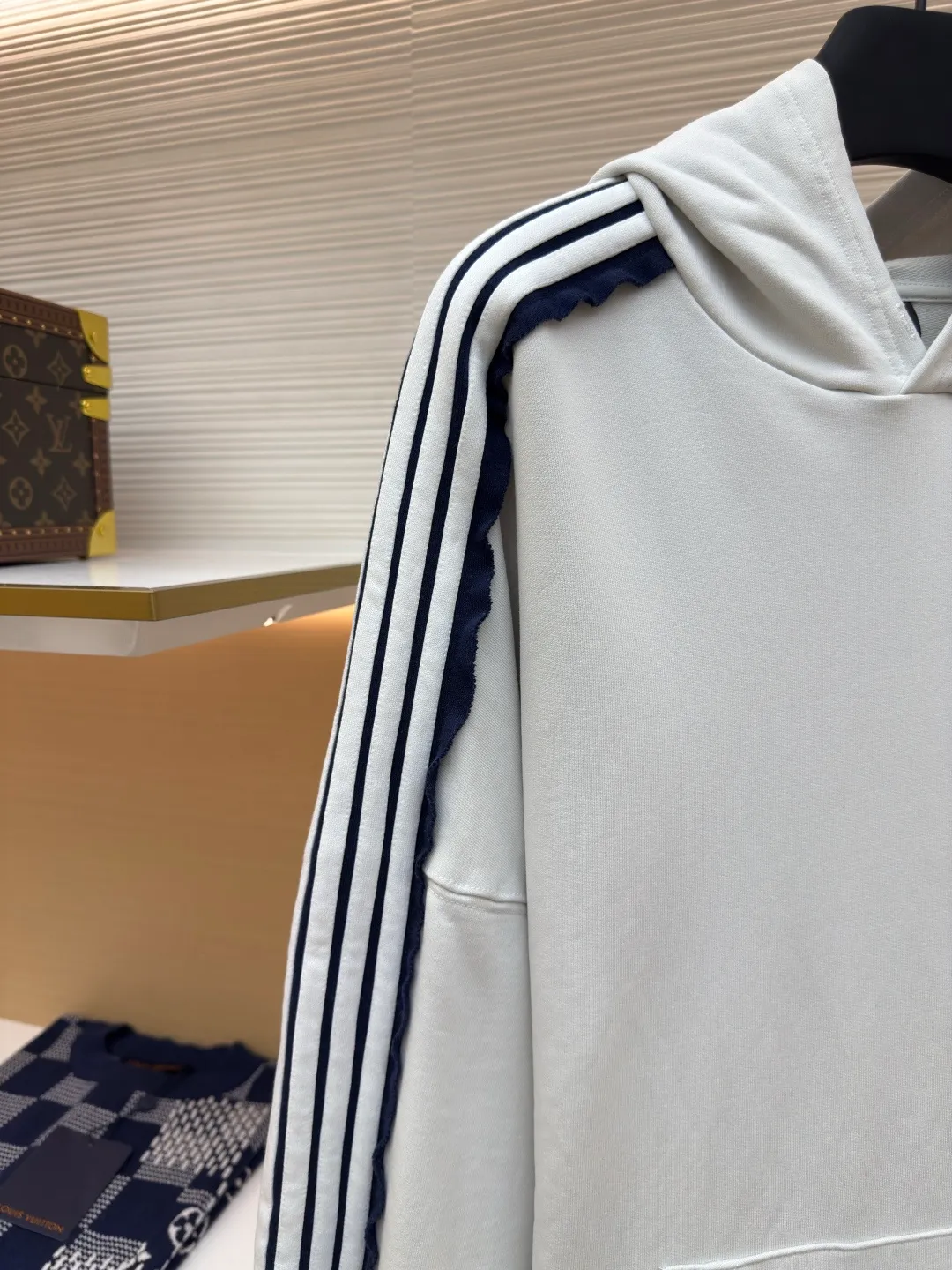 Balenciaga shoulder bar hooded sweatshirt ●Authentic product: Purchased and developed by 15720 ●Item number: 1680141-A95 ●Fabric: pure cotton fabric ●Technology: made on positioning cutting machine ●Version: loose fit ●Weight: about 1005 grams ●Size: 0-1-2-3 ●Description: Balenciaga Shoulder bar hooded sweatshirt, custom-woven and dyed original fabric of the same specifications, custom-dyed fabric in small vats and matching ribs, 380 grams in weight. The key and difficult craftsmanship is the splicing of five pit strips of webbing across the shoulders, and the one-piece sleeves are made after overcoating the front and back pieces. The materials are all developed and dyed, and even the edge ribs of the webbing are also made to have no color difference. The overall line is straight and delicate, the fabric is comfortable and soft, the color is consistent and there is no color difference. It can be matched with the same style to create a fashionable look, to control various occasions, customized accessories, complete three standards, the same style for men and women!