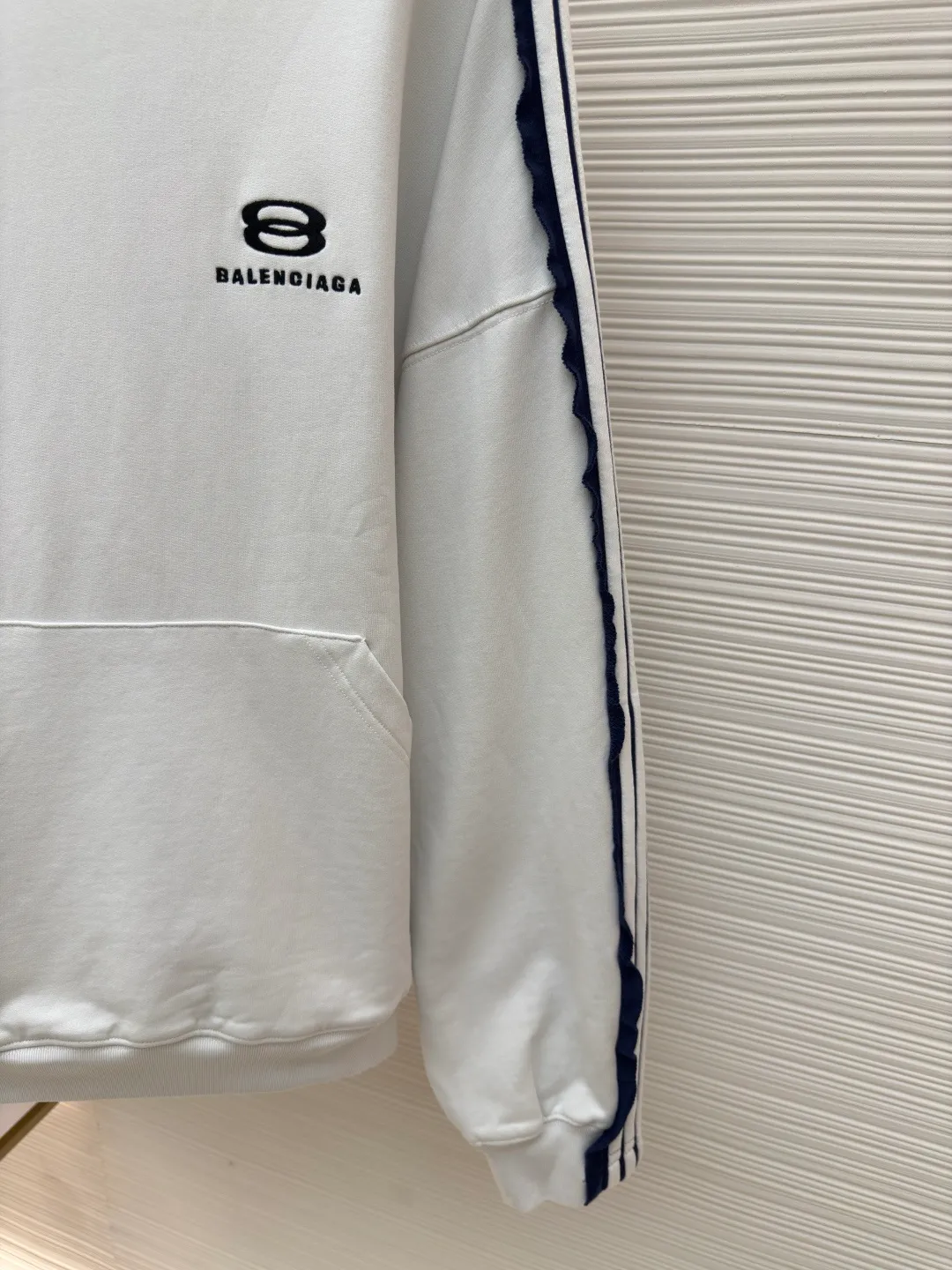 Balenciaga shoulder bar hooded sweatshirt ●Authentic product: Purchased and developed by 15720 ●Item number: 1680141-A95 ●Fabric: pure cotton fabric ●Technology: made on positioning cutting machine ●Version: loose fit ●Weight: about 1005 grams ●Size: 0-1-2-3 ●Description: Balenciaga Shoulder bar hooded sweatshirt, custom-woven and dyed original fabric of the same specifications, custom-dyed fabric in small vats and matching ribs, 380 grams in weight. The key and difficult craftsmanship is the splicing of five pit strips of webbing across the shoulders, and the one-piece sleeves are made after overcoating the front and back pieces. The materials are all developed and dyed, and even the edge ribs of the webbing are also made to have no color difference. The overall line is straight and delicate, the fabric is comfortable and soft, the color is consistent and there is no color difference. It can be matched with the same style to create a fashionable look, to control various occasions, customized accessories, complete three standards, the same style for men and women!