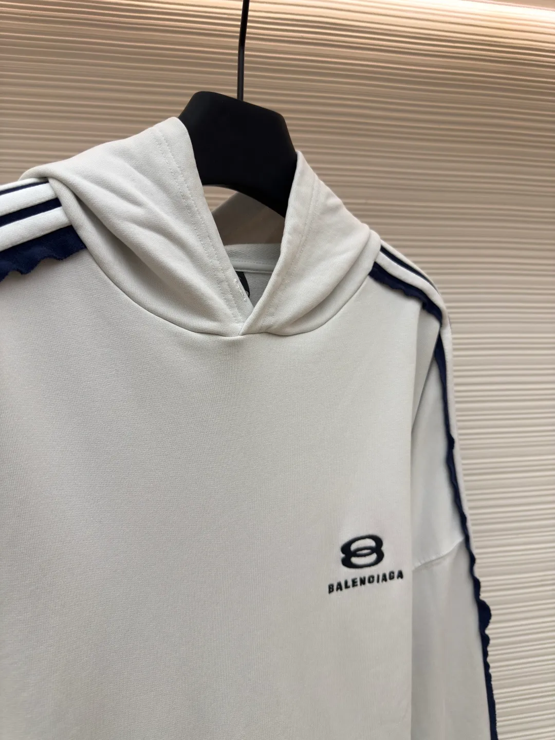 Balenciaga shoulder bar hooded sweatshirt ●Authentic product: Purchased and developed by 15720 ●Item number: 1680141-A95 ●Fabric: pure cotton fabric ●Technology: made on positioning cutting machine ●Version: loose fit ●Weight: about 1005 grams ●Size: 0-1-2-3 ●Description: Balenciaga Shoulder bar hooded sweatshirt, custom-woven and dyed original fabric of the same specifications, custom-dyed fabric in small vats and matching ribs, 380 grams in weight. The key and difficult craftsmanship is the splicing of five pit strips of webbing across the shoulders, and the one-piece sleeves are made after overcoating the front and back pieces. The materials are all developed and dyed, and even the edge ribs of the webbing are also made to have no color difference. The overall line is straight and delicate, the fabric is comfortable and soft, the color is consistent and there is no color difference. It can be matched with the same style to create a fashionable look, to control various occasions, customized accessories, complete three standards, the same style for men and women!