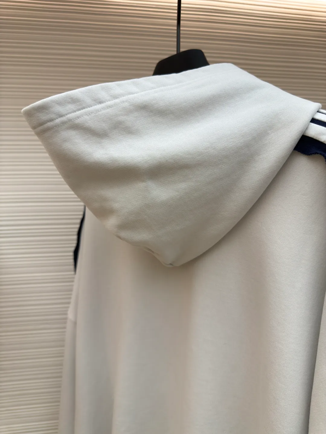 Balenciaga shoulder bar hooded sweatshirt ●Authentic product: Purchased and developed by 15720 ●Item number: 1680141-A95 ●Fabric: pure cotton fabric ●Technology: made on positioning cutting machine ●Version: loose fit ●Weight: about 1005 grams ●Size: 0-1-2-3 ●Description: Balenciaga Shoulder bar hooded sweatshirt, custom-woven and dyed original fabric of the same specifications, custom-dyed fabric in small vats and matching ribs, 380 grams in weight. The key and difficult craftsmanship is the splicing of five pit strips of webbing across the shoulders, and the one-piece sleeves are made after overcoating the front and back pieces. The materials are all developed and dyed, and even the edge ribs of the webbing are also made to have no color difference. The overall line is straight and delicate, the fabric is comfortable and soft, the color is consistent and there is no color difference. It can be matched with the same style to create a fashionable look, to control various occasions, customized accessories, complete three standards, the same style for men and women!