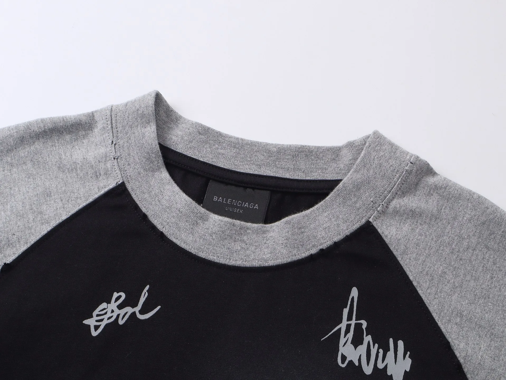 🅿️230 real photos [Top version. Official website quality] BALENCI*GA/Paris #2025 new style raglan sleeves, color matching, signature printing, embroidery LOGO, washed, distressed, hand-painted graffiti, new short-sleeved T-shirt. #2025 Brick Cabinet Synchronization Extra heavy craftsmanship. Welcome to compare. The fabric is made of Paris ZP custom-woven and dyed cotton double yarn, with a weight of 260 grams. The cloth surface is clean. The cloth pattern is clear, soft and comfortable. The threads are dyed with no color difference. The signature is printed with environmentally friendly glue, and the classic letter LOGO is embroidered with an imported Tajima embroidery machine. The letters are clear and the effect is three-dimensional. Restore brick cabinet, adopt OS loose shoulder style. Same style for men and women. Code: BL253728 Color: black, white, yellow Size: XS S M L