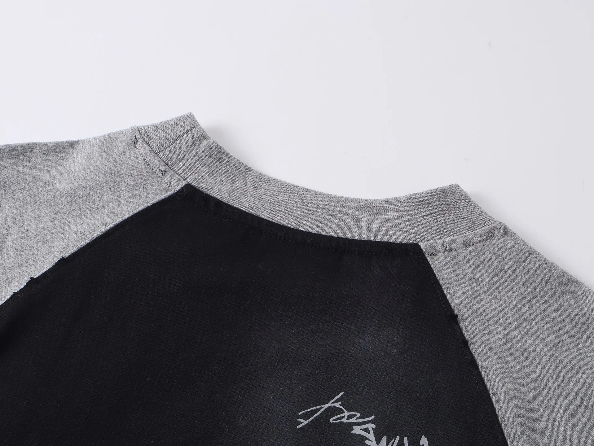 🅿️230 real photos [Top version. Official website quality] BALENCI*GA/Paris #2025 new style raglan sleeves, color matching, signature printing, embroidery LOGO, washed, distressed, hand-painted graffiti, new short-sleeved T-shirt. #2025 Brick Cabinet Synchronization Extra heavy craftsmanship. Welcome to compare. The fabric is made of Paris ZP custom-woven and dyed cotton double yarn, with a weight of 260 grams. The cloth surface is clean. The cloth pattern is clear, soft and comfortable. The threads are dyed with no color difference. The signature is printed with environmentally friendly glue, and the classic letter LOGO is embroidered with an imported Tajima embroidery machine. The letters are clear and the effect is three-dimensional. Restore brick cabinet, adopt OS loose shoulder style. Same style for men and women. Code: BL253728 Color: black, white, yellow Size: XS S M L