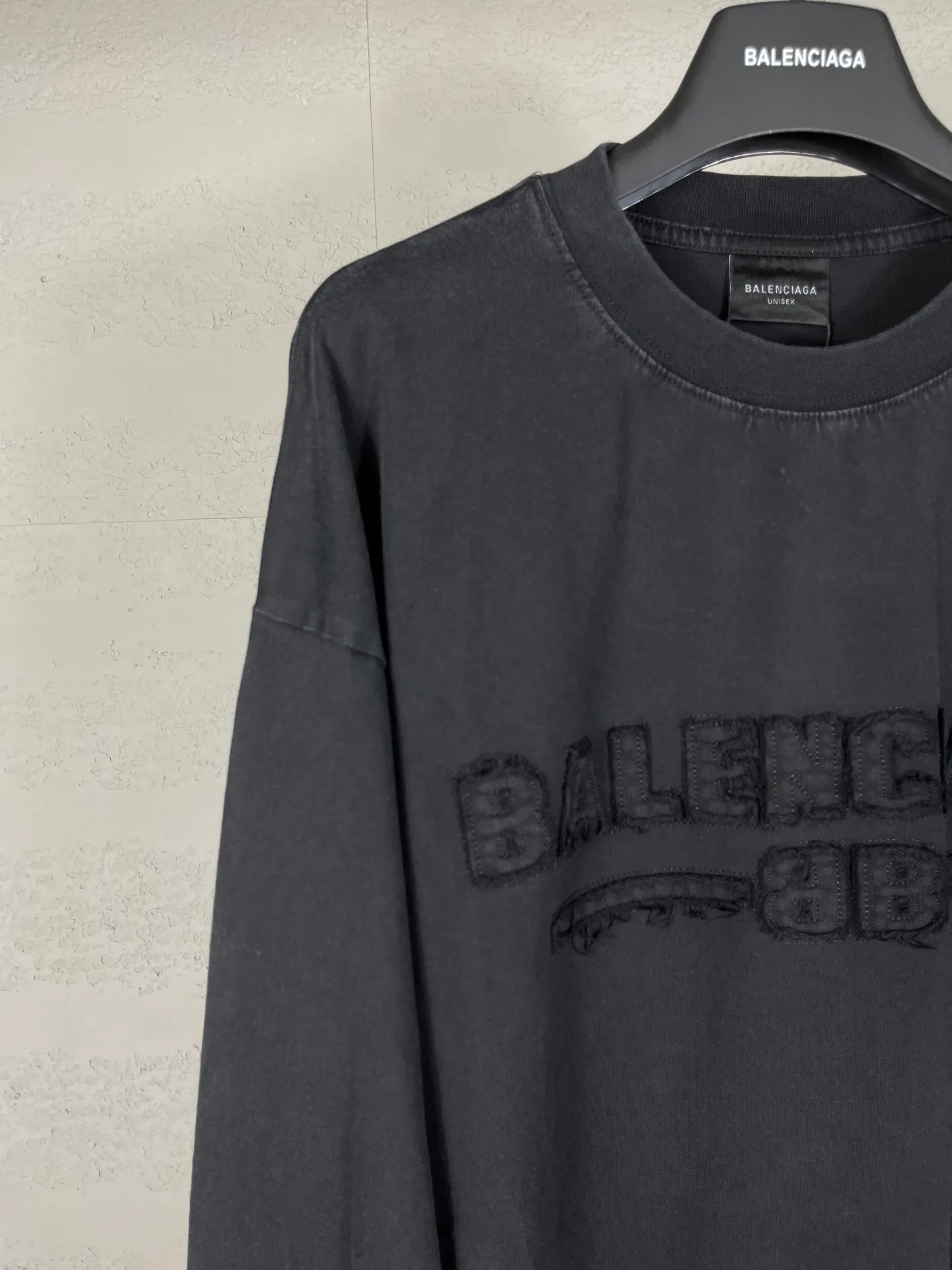 🅿️230 real photos [Top version. Official website quality] BALENCI*GA/Paris #2025 new letter LOGO chest patch embroidered washed long-sleeved long-sleeved T-shirt, ready-made garments are stitched on the reverse side, ready-made garments are washed, full of design sense. Welcome to compare. The fabric is made of Paris ZP custom-woven and dyed cotton double yarn, weighing 260 grams, the cloth surface is clean. The cloth pattern is clear, soft and comfortable. The threads are dyed with no color difference. The classic letter LOGO is embroidered with imported Tajima embroidery machine. The effect is three-dimensional. Restore the brick cabinet, adopt OS loose shoulder style. Same style for men and women. Code: BL255081 Color: washed black Size: XS S M L