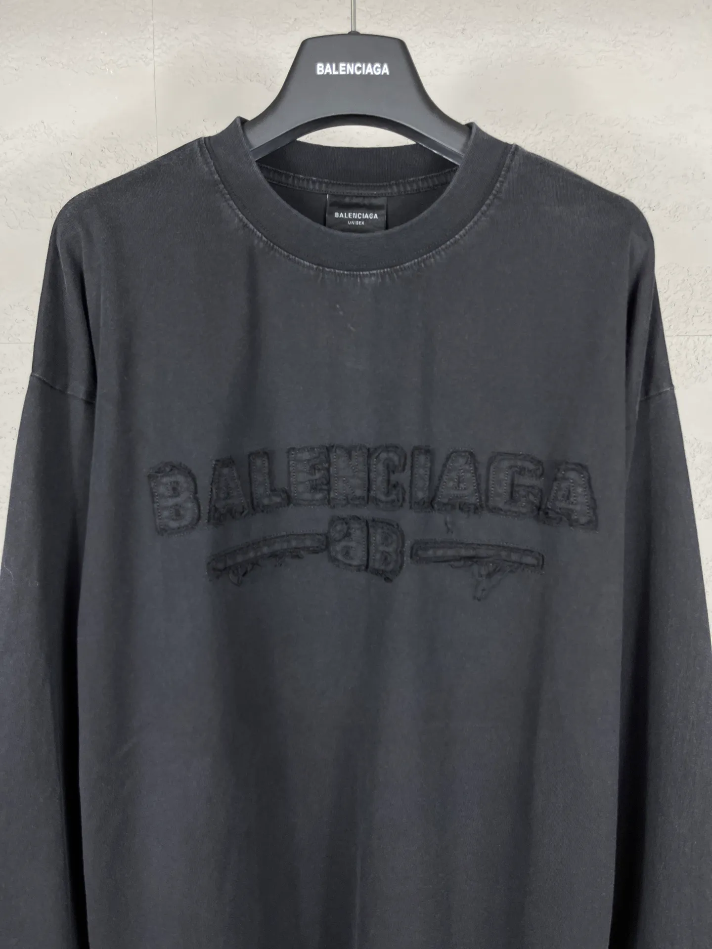 🅿️230 real photos [Top version. Official website quality] BALENCI*GA/Paris #2025 new letter LOGO chest patch embroidered washed long-sleeved long-sleeved T-shirt, ready-made garments are stitched on the reverse side, ready-made garments are washed, full of design sense. Welcome to compare. The fabric is made of Paris ZP custom-woven and dyed cotton double yarn, weighing 260 grams, the cloth surface is clean. The cloth pattern is clear, soft and comfortable. The threads are dyed with no color difference. The classic letter LOGO is embroidered with imported Tajima embroidery machine. The effect is three-dimensional. Restore the brick cabinet, adopt OS loose shoulder style. Same style for men and women. Code: BL255081 Color: washed black Size: XS S M L