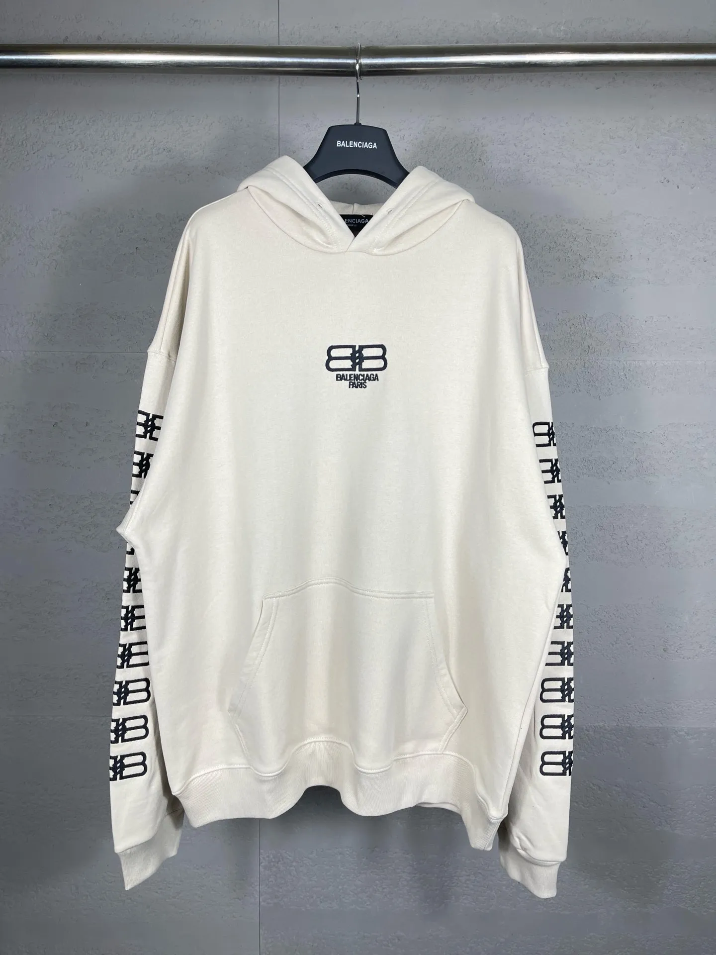 🅿️320 real photos [Top version. Official website quality] BALENCI*GA/Paris.BB embroidered hooded sweatshirt. Brick cabinet synchronization. The fabric is made of Paris ZP custom-woven and dyed 100% cotton double yarn compact cotton. The weight is 450 grams, the cloth surface is clean. The cloth pattern is clear, soft and comfortable, and the threads are dyed with no color difference. The classic patterns are embroidered using imported embroidery machines. The effect is three-dimensional. Restore the brick cabinet. Different market currencies. Welcome to compare. The version adopts the OS loose shoulder version. The same style for men and women. Code: BL238019 Color: washed black, beige size: XS S M L
