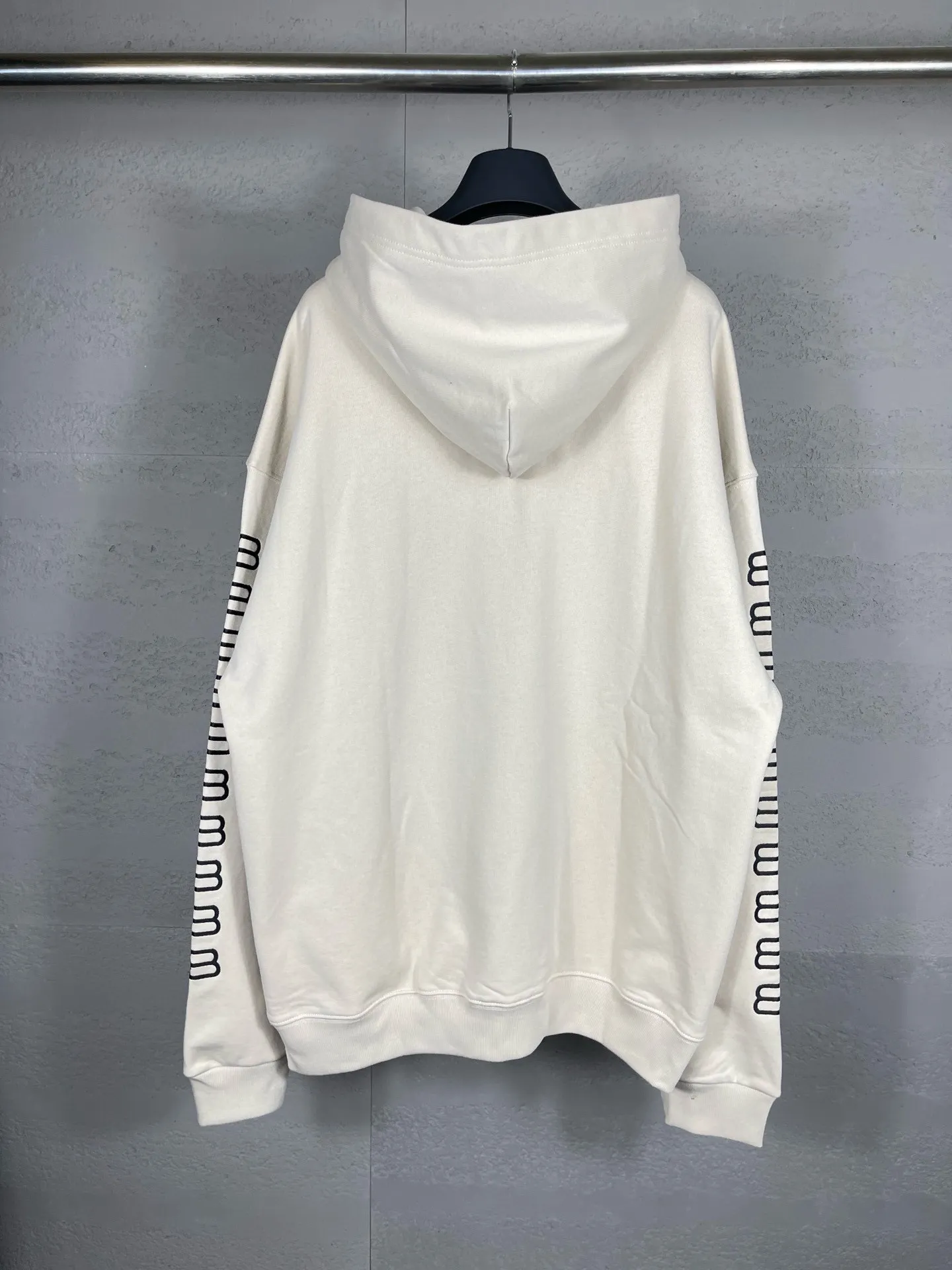 🅿️320 real photos [Top version. Official website quality] BALENCI*GA/Paris.BB embroidered hooded sweatshirt. Brick cabinet synchronization. The fabric is made of Paris ZP custom-woven and dyed 100% cotton double yarn compact cotton. The weight is 450 grams, the cloth surface is clean. The cloth pattern is clear, soft and comfortable, and the threads are dyed with no color difference. The classic patterns are embroidered using imported embroidery machines. The effect is three-dimensional. Restore the brick cabinet. Different market currencies. Welcome to compare. The version adopts the OS loose shoulder version. The same style for men and women. Code: BL238019 Color: washed black, beige size: XS S M L