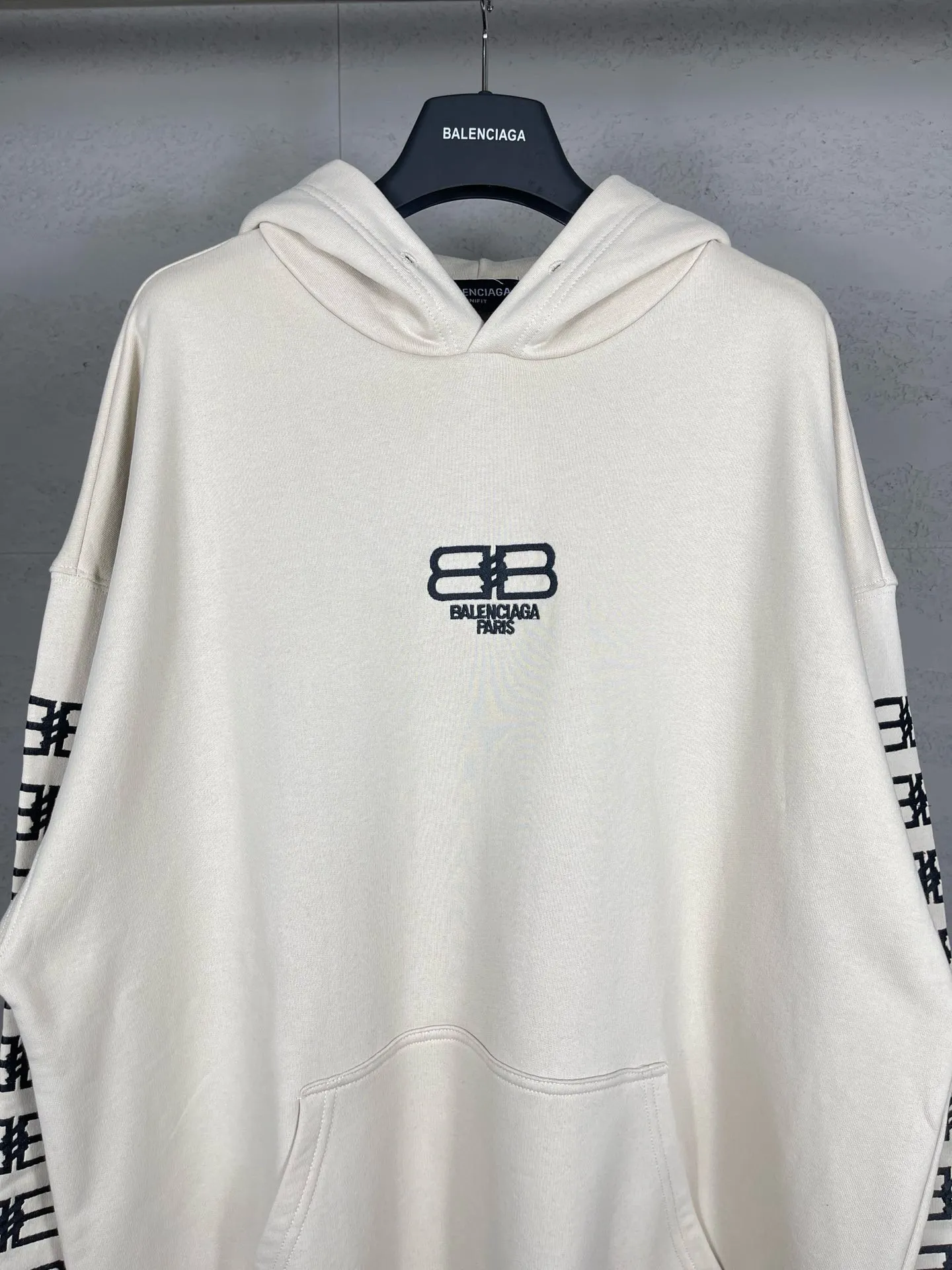 🅿️320 real photos [Top version. Official website quality] BALENCI*GA/Paris.BB embroidered hooded sweatshirt. Brick cabinet synchronization. The fabric is made of Paris ZP custom-woven and dyed 100% cotton double yarn compact cotton. The weight is 450 grams, the cloth surface is clean. The cloth pattern is clear, soft and comfortable, and the threads are dyed with no color difference. The classic patterns are embroidered using imported embroidery machines. The effect is three-dimensional. Restore the brick cabinet. Different market currencies. Welcome to compare. The version adopts the OS loose shoulder version. The same style for men and women. Code: BL238019 Color: washed black, beige size: XS S M L