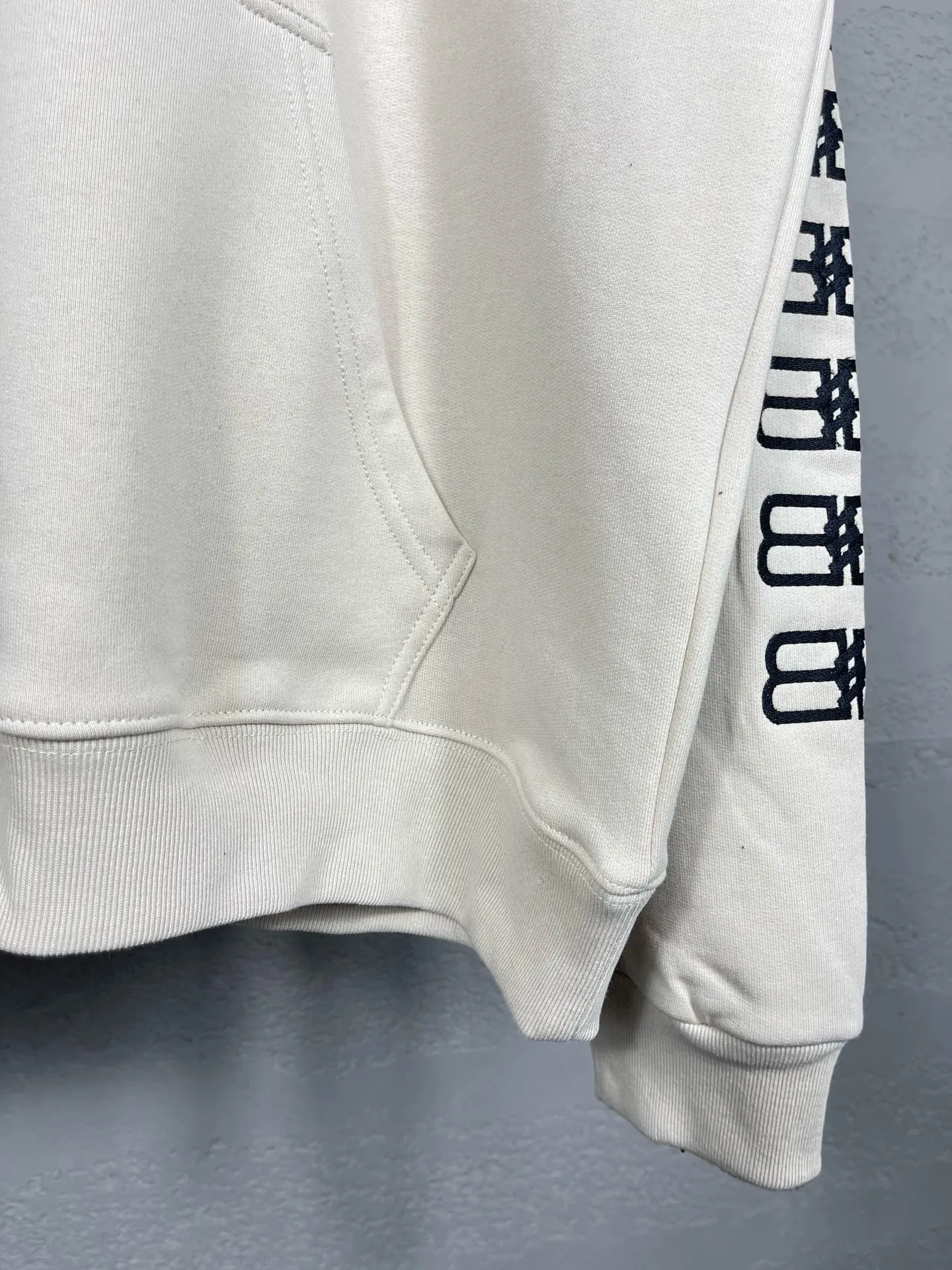 🅿️320 real photos [Top version. Official website quality] BALENCI*GA/Paris.BB embroidered hooded sweatshirt. Brick cabinet synchronization. The fabric is made of Paris ZP custom-woven and dyed 100% cotton double yarn compact cotton. The weight is 450 grams, the cloth surface is clean. The cloth pattern is clear, soft and comfortable, and the threads are dyed with no color difference. The classic patterns are embroidered using imported embroidery machines. The effect is three-dimensional. Restore the brick cabinet. Different market currencies. Welcome to compare. The version adopts the OS loose shoulder version. The same style for men and women. Code: BL238019 Color: washed black, beige size: XS S M L