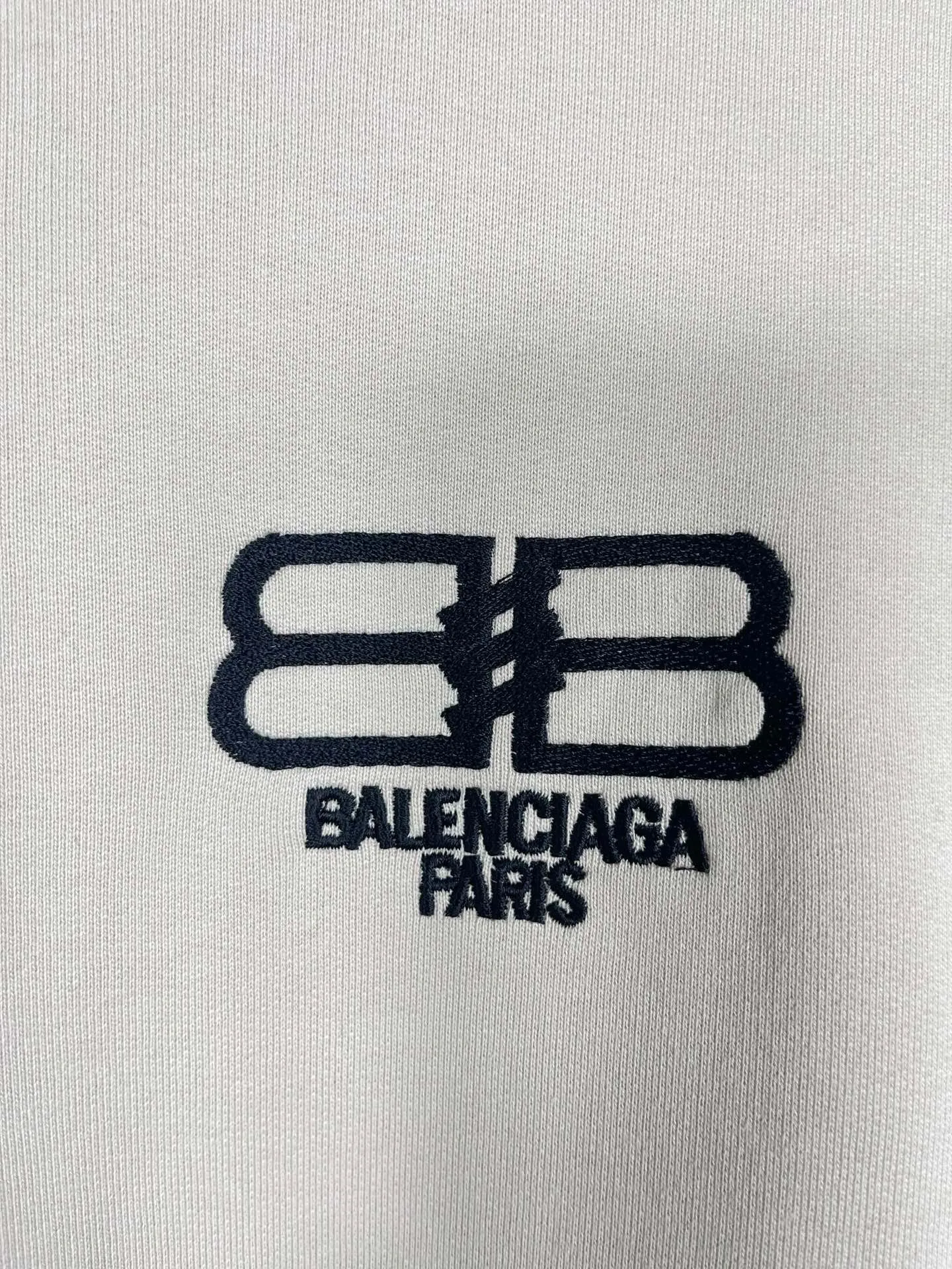 🅿️320 real photos [Top version. Official website quality] BALENCI*GA/Paris.BB embroidered hooded sweatshirt. Brick cabinet synchronization. The fabric is made of Paris ZP custom-woven and dyed 100% cotton double yarn compact cotton. The weight is 450 grams, the cloth surface is clean. The cloth pattern is clear, soft and comfortable, and the threads are dyed with no color difference. The classic patterns are embroidered using imported embroidery machines. The effect is three-dimensional. Restore the brick cabinet. Different market currencies. Welcome to compare. The version adopts the OS loose shoulder version. The same style for men and women. Code: BL238019 Color: washed black, beige size: XS S M L