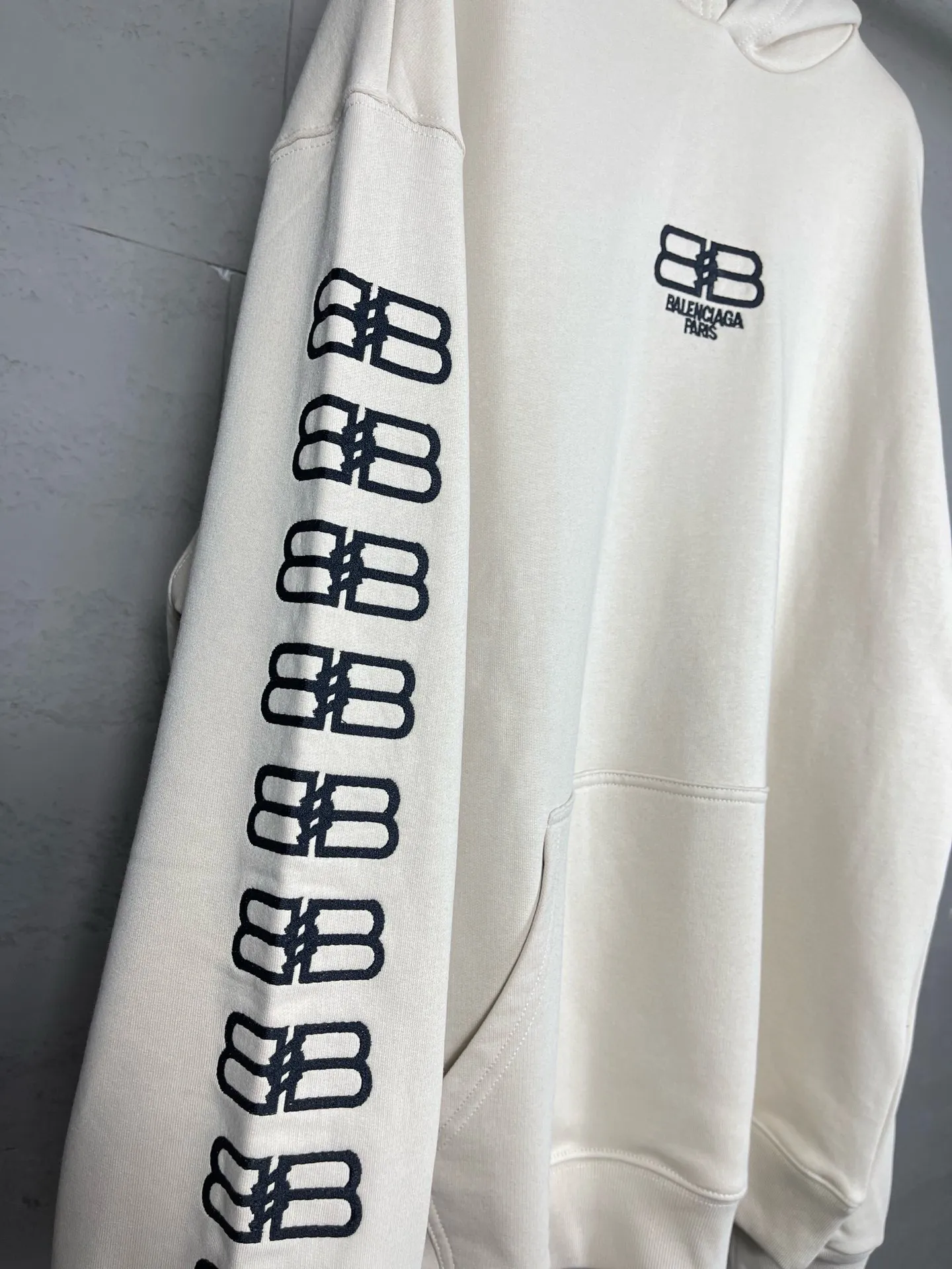 🅿️320 real photos [Top version. Official website quality] BALENCI*GA/Paris.BB embroidered hooded sweatshirt. Brick cabinet synchronization. The fabric is made of Paris ZP custom-woven and dyed 100% cotton double yarn compact cotton. The weight is 450 grams, the cloth surface is clean. The cloth pattern is clear, soft and comfortable, and the threads are dyed with no color difference. The classic patterns are embroidered using imported embroidery machines. The effect is three-dimensional. Restore the brick cabinet. Different market currencies. Welcome to compare. The version adopts the OS loose shoulder version. The same style for men and women. Code: BL238019 Color: washed black, beige size: XS S M L