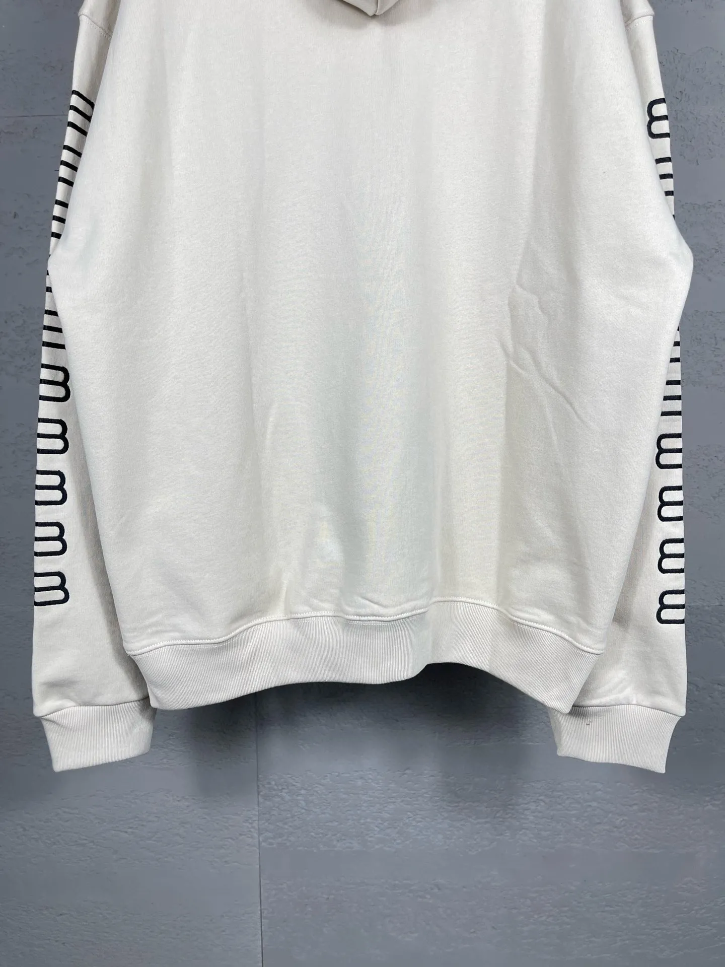 🅿️320 real photos [Top version. Official website quality] BALENCI*GA/Paris.BB embroidered hooded sweatshirt. Brick cabinet synchronization. The fabric is made of Paris ZP custom-woven and dyed 100% cotton double yarn compact cotton. The weight is 450 grams, the cloth surface is clean. The cloth pattern is clear, soft and comfortable, and the threads are dyed with no color difference. The classic patterns are embroidered using imported embroidery machines. The effect is three-dimensional. Restore the brick cabinet. Different market currencies. Welcome to compare. The version adopts the OS loose shoulder version. The same style for men and women. Code: BL238019 Color: washed black, beige size: XS S M L