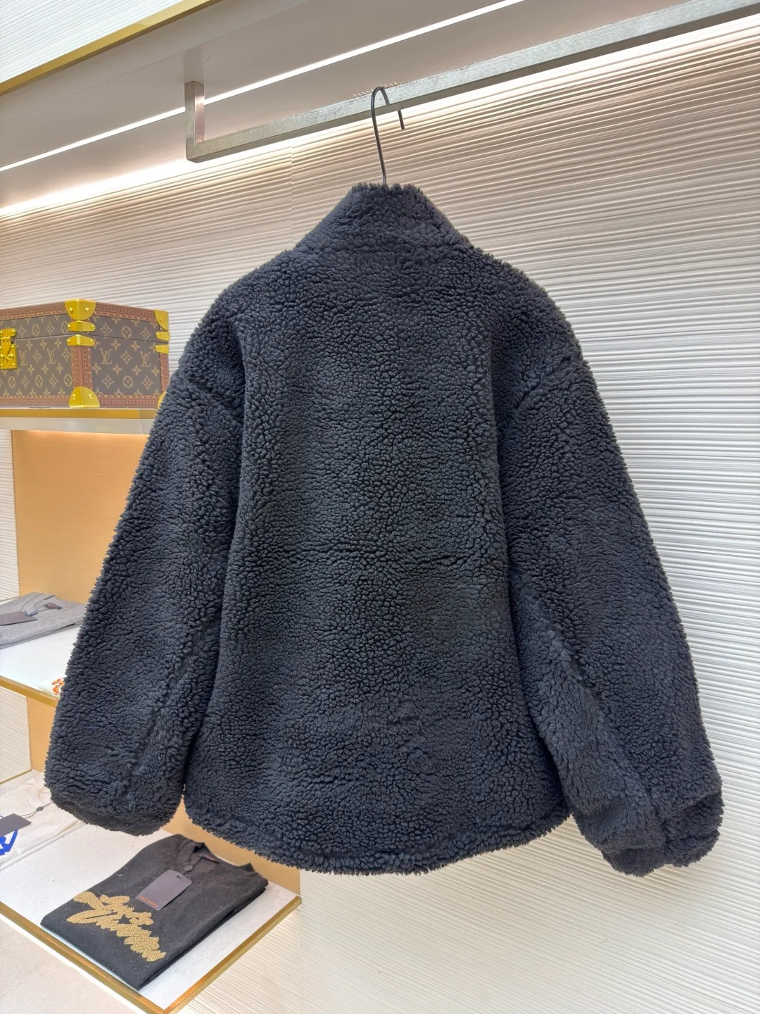 Balenciaga ski series sherpa stand collar jacket ●Original version: purchased and developed by 14616 ●Item number: 1681957-B50 ●Fabric: sherpa fabric ●Technology: made on positioning cutting machine ●Color: black and white ●Version: fitted version ●Weight: about 1190 grams ●Size: XXS-XS-S-M ●Description: Made of high-density imitation lamb wool fabric, the black/white two-color terry is pre-shrunk, making the velvet feel fluffy and not easy to shed. The core pattern of the body is a three-dimensional splicing process: the white terry pieces are precisely cut by laser, and the edges are sewn by hand stitching to form a smooth curve layer with the black base, and the error is controlled within 0.2cm. The chest logo uses a combination of flocking embossing and offset printing, and the brand words and patterns have both a three-dimensional feel and wear resistance. The placket is equipped with a hidden metal zipper, and the chain teeth are matte black-plated, making it smooth and visually low-key. The cuffs and hem are ribbed with the same fabric, and the elastic rebound rate is ≥90%. The inner lining is lined with light polyester fiber interlining to improve the comfort of putting on and taking off. The overall stitching is made of high-tenacity nylon thread. The even stitch length of 9 needles per centimeter takes into account both warmth retention and style. The overall wiring is straight and delicate, the fabric is comfortable and soft, and the color is consistent without color difference. It can be matched with the same style to create a fashionable look and control various occasions. Customized accessories, complete with three standards, same style for men and women!