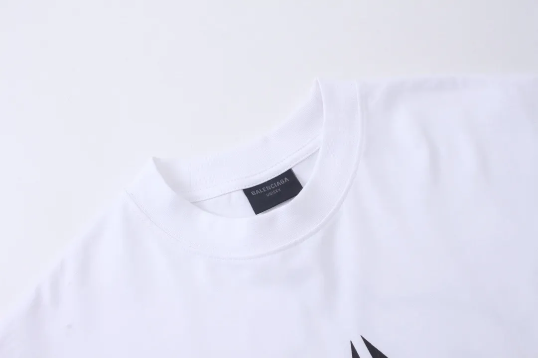 🅿️210 Detailed pictures [Top version. Official website quality] BALENCI*GA/Paris. 2024 new style. Classic LOGO cracked printed long-sleeved T-shirt. Brick cabinet synchronization. Genuine product developed at the first time, enjoy printing and comparison! The fabric is made of Paris ZP custom-woven and dyed cotton with double yarns and compact cotton. The weight is 260 grams. The cloth surface is clean. The cloth pattern is clear, soft and comfortable. The threads are dyed with no color difference. The classic printing is made of environmentally friendly imported materials, and the letters are cracked and printed. The letters are clear and the effect is three-dimensional. Restored brick cabinet. Ready-made clothes are washed and distressed, different market currency, welcome to compare, the version adopts OS loose shoulder version. Same style for men and women Coding: BL225027 Color: dark blue gray, white Size: XS S M L