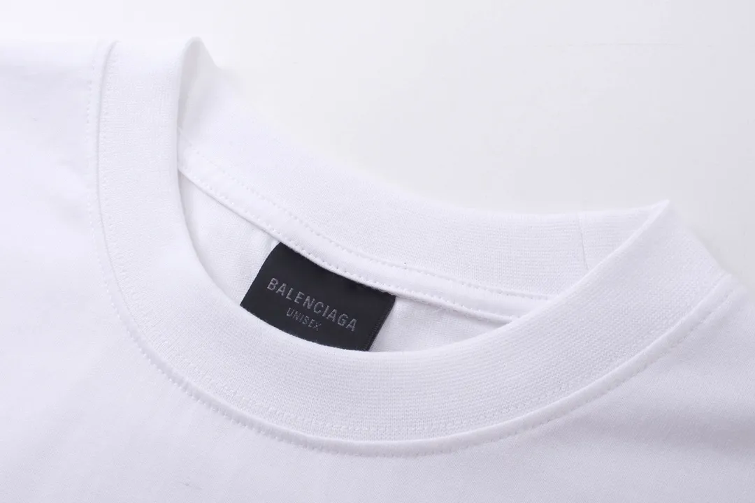 🅿️180 detailed pictures [Top version. Official website quality] BALENCI*GA/Paris. 2024 new style. Front and rear white ink direct-printed short-sleeved T-shirts, brick cabinet synchronization. Genuine product developed at the first time, enjoy printing and comparison! The fabric is made of Paris ZP custom-woven and dyed cotton double yarn. Weighing 260 grams, the cloth surface is clean. The cloth pattern is clear, soft and comfortable. The threads are dyed with no color difference. The classic LOGO uses environmentally friendly imported materials and is directly sprayed with white ink. The letters are clear and the effect is three-dimensional. Restore the brick cabinet. Welcome to compare, the version adopts the OS loose shoulder version. Same style for men and women. Code: BL223320 Color: black, white, size: XS to L