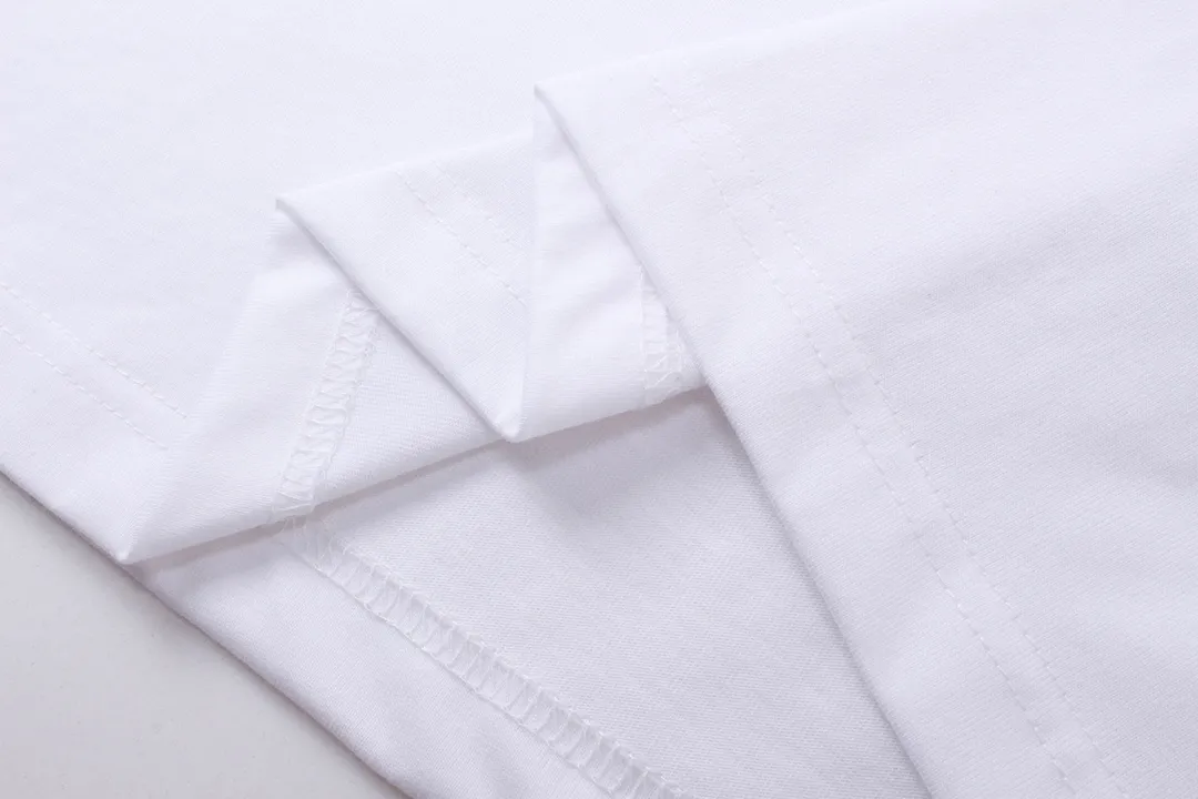 🅿️180 detailed pictures [Top version. Official website quality] BALENCI*GA/Paris. 2024 new style. Front and rear white ink direct-printed short-sleeved T-shirts, brick cabinet synchronization. Genuine product developed at the first time, enjoy printing and comparison! The fabric is made of Paris ZP custom-woven and dyed cotton double yarn. Weighing 260 grams, the cloth surface is clean. The cloth pattern is clear, soft and comfortable. The threads are dyed with no color difference. The classic LOGO uses environmentally friendly imported materials and is directly sprayed with white ink. The letters are clear and the effect is three-dimensional. Restore the brick cabinet. Welcome to compare, the version adopts the OS loose shoulder version. Same style for men and women. Code: BL223320 Color: black, white, size: XS to L