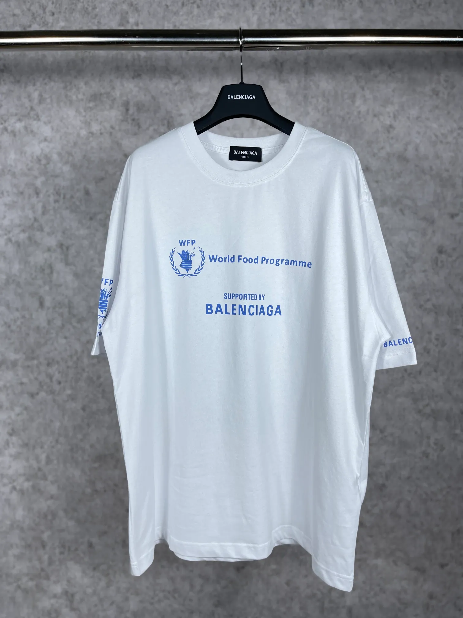 🅿️170 real photos [Top version. Official website quality] BALENCIAGA/Balenciaga WFP4044 World Food Agency charity limited edition #short-sleeved T-shirt. The fabric is made of Paris ZP custom-woven and dyed cotton double yarn. Weighing 260 grams, the cloth surface is clean. The cloth pattern is clear, soft and comfortable. The ribbing is dyed with no color difference. The classic pattern printing uses environmentally friendly imported glue and precision stencils. The letters are clear. No burrs. The three-dimensional effect is strong. The version adopts the OS loose shoulder version. The same style for men and women. Coding: BL223030 Color: white, black, coffee Size: XS S M L