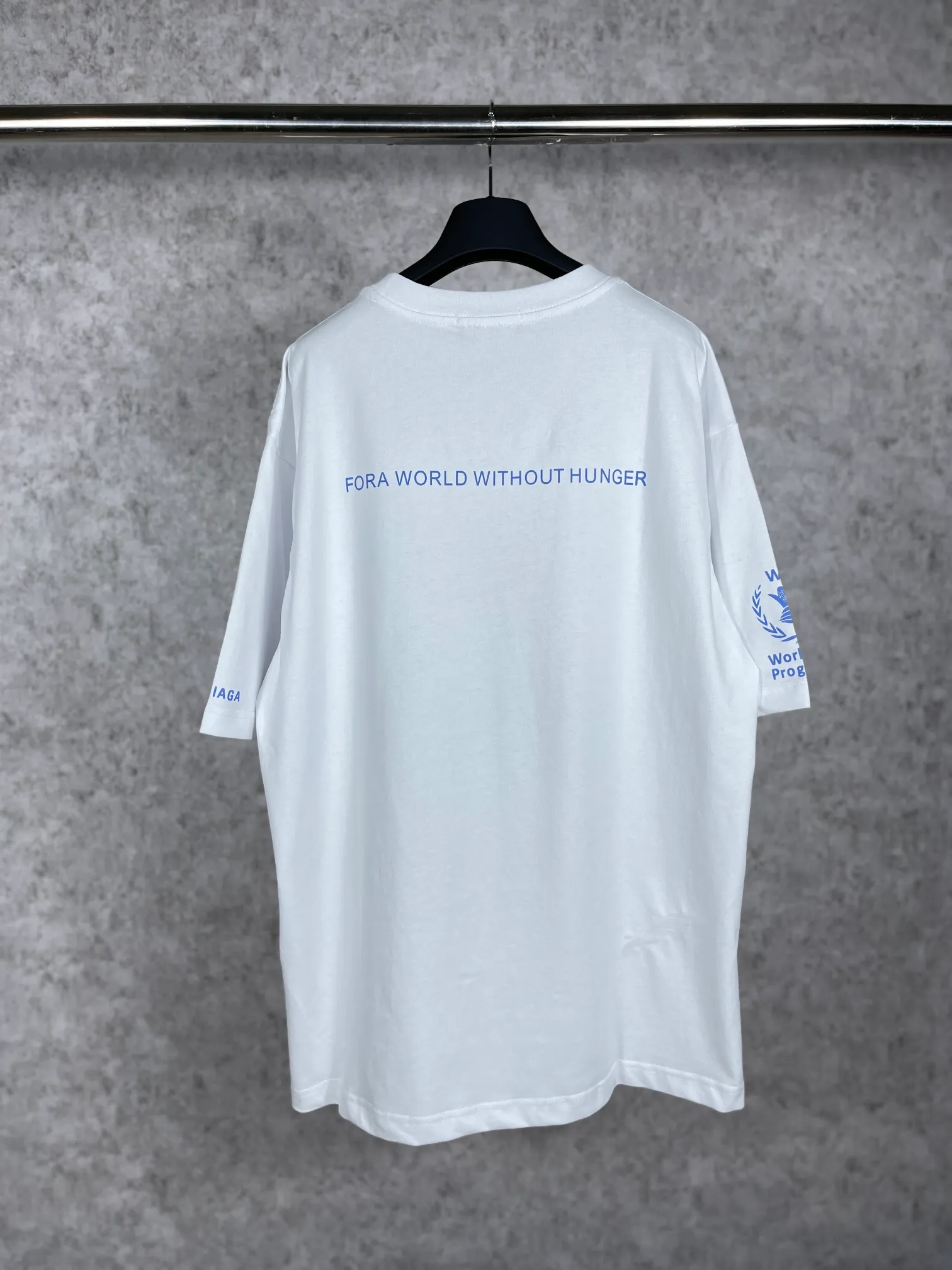 🅿️170 real photos [Top version. Official website quality] BALENCIAGA/Balenciaga WFP4044 World Food Agency charity limited edition #short-sleeved T-shirt. The fabric is made of Paris ZP custom-woven and dyed cotton double yarn. Weighing 260 grams, the cloth surface is clean. The cloth pattern is clear, soft and comfortable. The ribbing is dyed with no color difference. The classic pattern printing uses environmentally friendly imported glue and precision stencils. The letters are clear. No burrs. The three-dimensional effect is strong. The version adopts the OS loose shoulder version. The same style for men and women. Coding: BL223030 Color: white, black, coffee Size: XS S M L