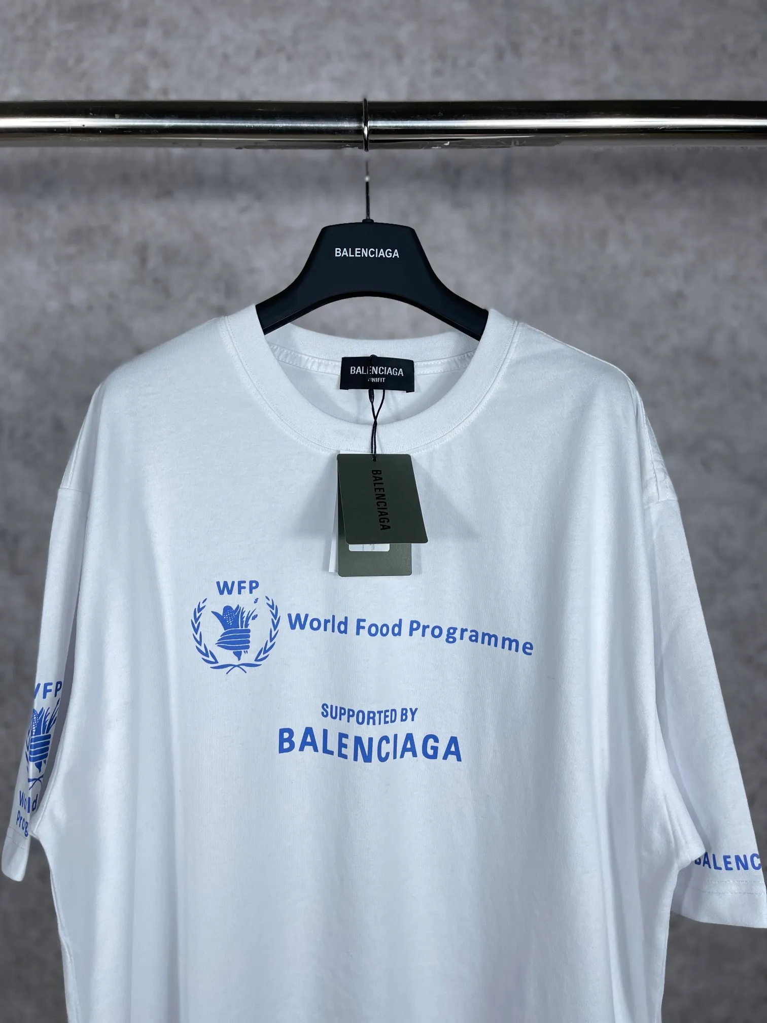 🅿️170 real photos [Top version. Official website quality] BALENCIAGA/Balenciaga WFP4044 World Food Agency charity limited edition #short-sleeved T-shirt. The fabric is made of Paris ZP custom-woven and dyed cotton double yarn. Weighing 260 grams, the cloth surface is clean. The cloth pattern is clear, soft and comfortable. The ribbing is dyed with no color difference. The classic pattern printing uses environmentally friendly imported glue and precision stencils. The letters are clear. No burrs. The three-dimensional effect is strong. The version adopts the OS loose shoulder version. The same style for men and women. Coding: BL223030 Color: white, black, coffee Size: XS S M L