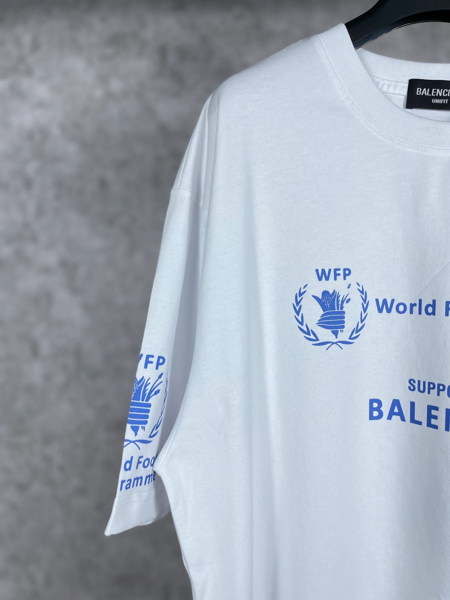 🅿️170 real photos [Top version. Official website quality] BALENCIAGA/Balenciaga WFP4044 World Food Agency charity limited edition #short-sleeved T-shirt. The fabric is made of Paris ZP custom-woven and dyed cotton double yarn. Weighing 260 grams, the cloth surface is clean. The cloth pattern is clear, soft and comfortable. The ribbing is dyed with no color difference. The classic pattern printing uses environmentally friendly imported glue and precision stencils. The letters are clear. No burrs. The three-dimensional effect is strong. The version adopts the OS loose shoulder version. The same style for men and women. Coding: BL223030 Color: white, black, coffee Size: XS S M L