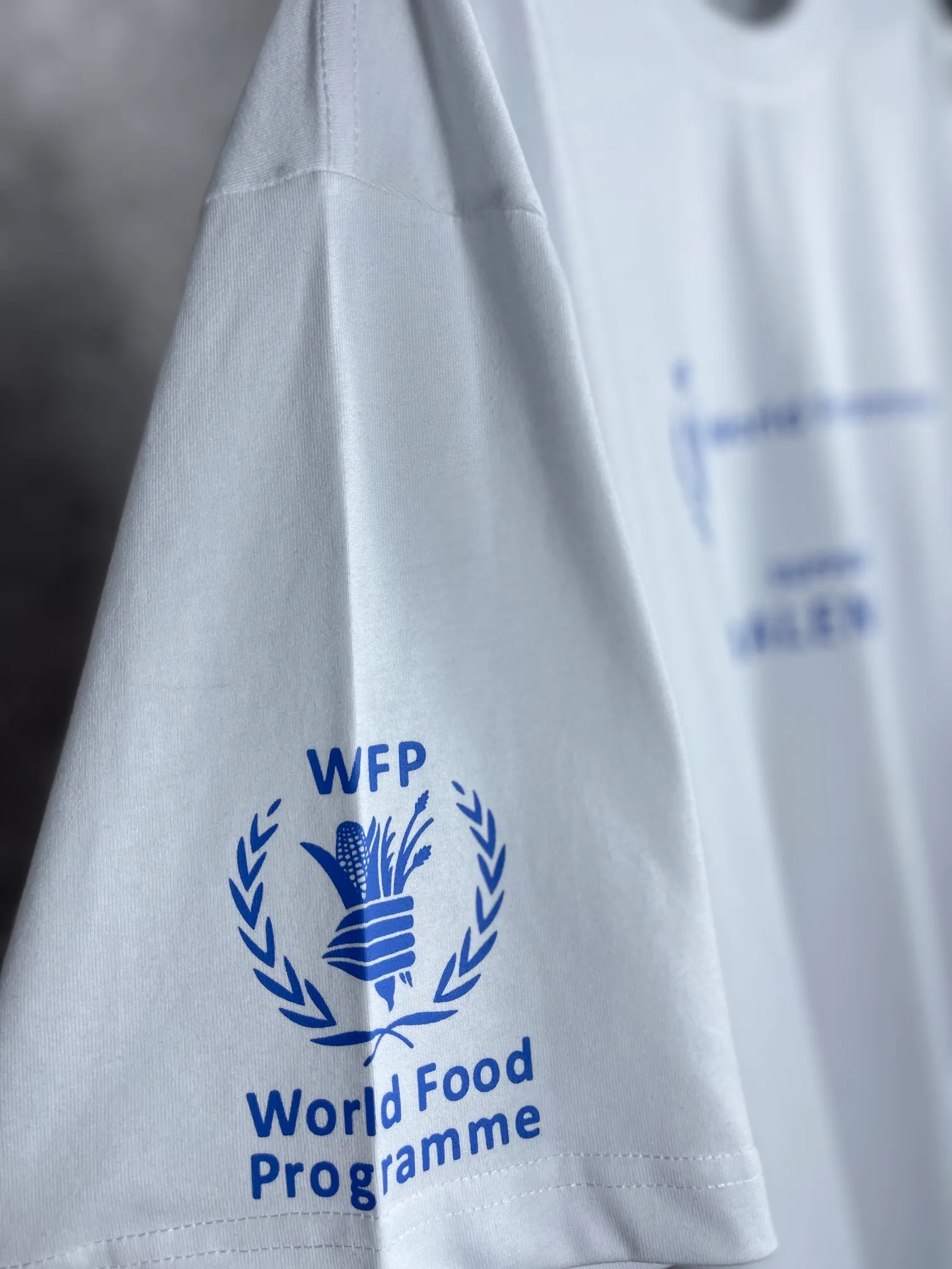 🅿️170 real photos [Top version. Official website quality] BALENCIAGA/Balenciaga WFP4044 World Food Agency charity limited edition #short-sleeved T-shirt. The fabric is made of Paris ZP custom-woven and dyed cotton double yarn. Weighing 260 grams, the cloth surface is clean. The cloth pattern is clear, soft and comfortable. The ribbing is dyed with no color difference. The classic pattern printing uses environmentally friendly imported glue and precision stencils. The letters are clear. No burrs. The three-dimensional effect is strong. The version adopts the OS loose shoulder version. The same style for men and women. Coding: BL223030 Color: white, black, coffee Size: XS S M L