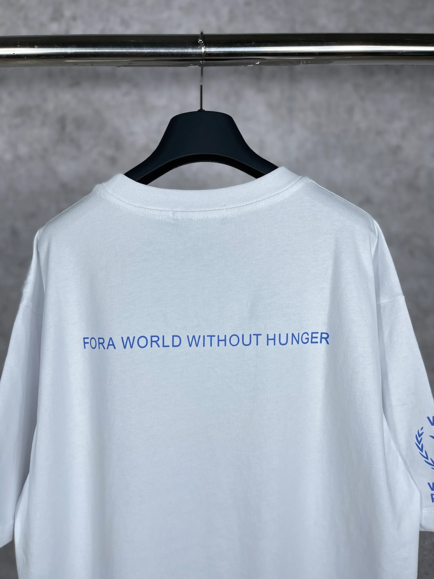 🅿️170 real photos [Top version. Official website quality] BALENCIAGA/Balenciaga WFP4044 World Food Agency charity limited edition #short-sleeved T-shirt. The fabric is made of Paris ZP custom-woven and dyed cotton double yarn. Weighing 260 grams, the cloth surface is clean. The cloth pattern is clear, soft and comfortable. The ribbing is dyed with no color difference. The classic pattern printing uses environmentally friendly imported glue and precision stencils. The letters are clear. No burrs. The three-dimensional effect is strong. The version adopts the OS loose shoulder version. The same style for men and women. Coding: BL223030 Color: white, black, coffee Size: XS S M L