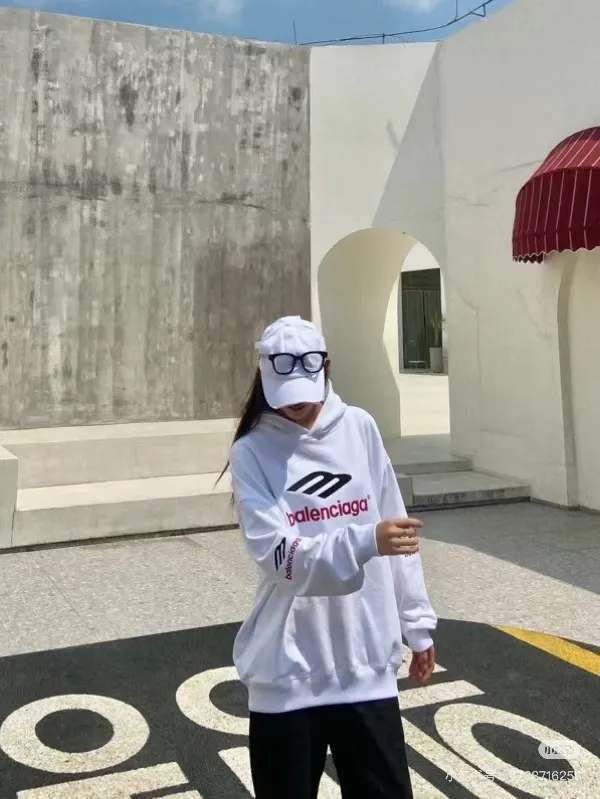 🎀Hot model pictures🎀【New arrival】BALENCIAGA/Large 3m embroidered hooded sweatshirt. The embroidery distinguishes Tajima's machine which uses 90,000 stitches of embroidery. It is full of details. It is really hard to restore the authentic details. The fabric is made of 480g pure cotton David sweater. It is full of thickness. Thousand-needle embroidery process. Threads, cuffs and hems are all three standards for large products. Comparison is welcome. The version adopts OS loose shoulder design. Same style for men and women. Color: Black White Size: XS-L P:490