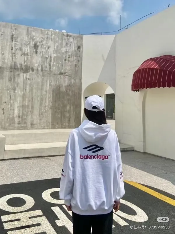 🎀Hot model pictures🎀【New arrival】BALENCIAGA/Large 3m embroidered hooded sweatshirt. The embroidery distinguishes Tajima's machine which uses 90,000 stitches of embroidery. It is full of details. It is really hard to restore the authentic details. The fabric is made of 480g pure cotton David sweater. It is full of thickness. Thousand-needle embroidery process. Threads, cuffs and hems are all three standards for large products. Comparison is welcome. The version adopts OS loose shoulder design. Same style for men and women. Color: Black White Size: XS-L P:490