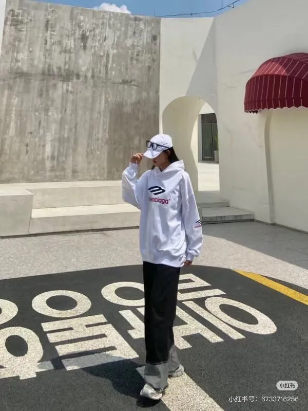 🎀Hot model pictures🎀【New arrival】BALENCIAGA/Large 3m embroidered hooded sweatshirt. The embroidery distinguishes Tajima's machine which uses 90,000 stitches of embroidery. It is full of details. It is really hard to restore the authentic details. The fabric is made of 480g pure cotton David sweater. It is full of thickness. Thousand-needle embroidery process. Threads, cuffs and hems are all three standards for large products. Comparison is welcome. The version adopts OS loose shoulder design. Same style for men and women. Color: Black White Size: XS-L P:490
