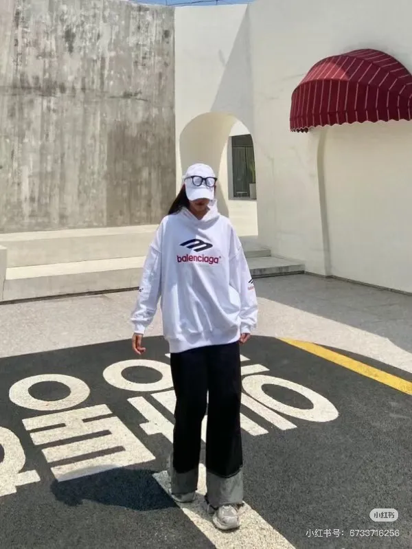 🎀Hot model pictures🎀【New arrival】BALENCIAGA/Large 3m embroidered hooded sweatshirt. The embroidery distinguishes Tajima's machine which uses 90,000 stitches of embroidery. It is full of details. It is really hard to restore the authentic details. The fabric is made of 480g pure cotton David sweater. It is full of thickness. Thousand-needle embroidery process. Threads, cuffs and hems are all three standards for large products. Comparison is welcome. The version adopts OS loose shoulder design. Same style for men and women. Color: Black White Size: XS-L P:490