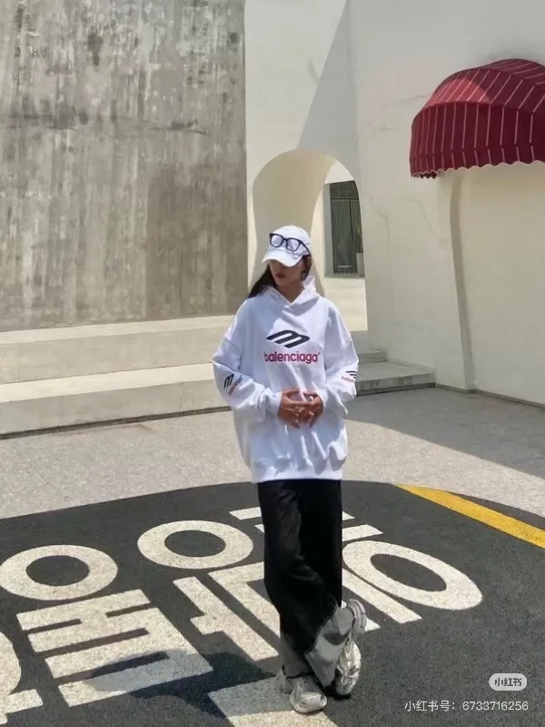 🎀Hot model pictures🎀【New arrival】BALENCIAGA/Large 3m embroidered hooded sweatshirt. The embroidery distinguishes Tajima's machine which uses 90,000 stitches of embroidery. It is full of details. It is really hard to restore the authentic details. The fabric is made of 480g pure cotton David sweater. It is full of thickness. Thousand-needle embroidery process. Threads, cuffs and hems are all three standards for large products. Comparison is welcome. The version adopts OS loose shoulder design. Same style for men and women. Color: Black White Size: XS-L P:490