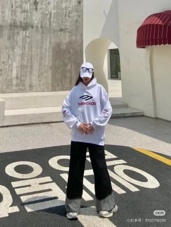 🎀Hot model pictures🎀【New arrival】BALENCIAGA/Large 3m embroidered hooded sweatshirt. The embroidery distinguishes Tajima's machine which uses 90,000 stitches of embroidery. It is full of details. It is really hard to restore the authentic details. The fabric is made of 480g pure cotton David sweater. It is full of thickness. Thousand-needle embroidery process. Threads, cuffs and hems are all three standards for large products. Comparison is welcome. The version adopts OS loose shoulder design. Same style for men and women. Color: Black White Size: XS-L P:490