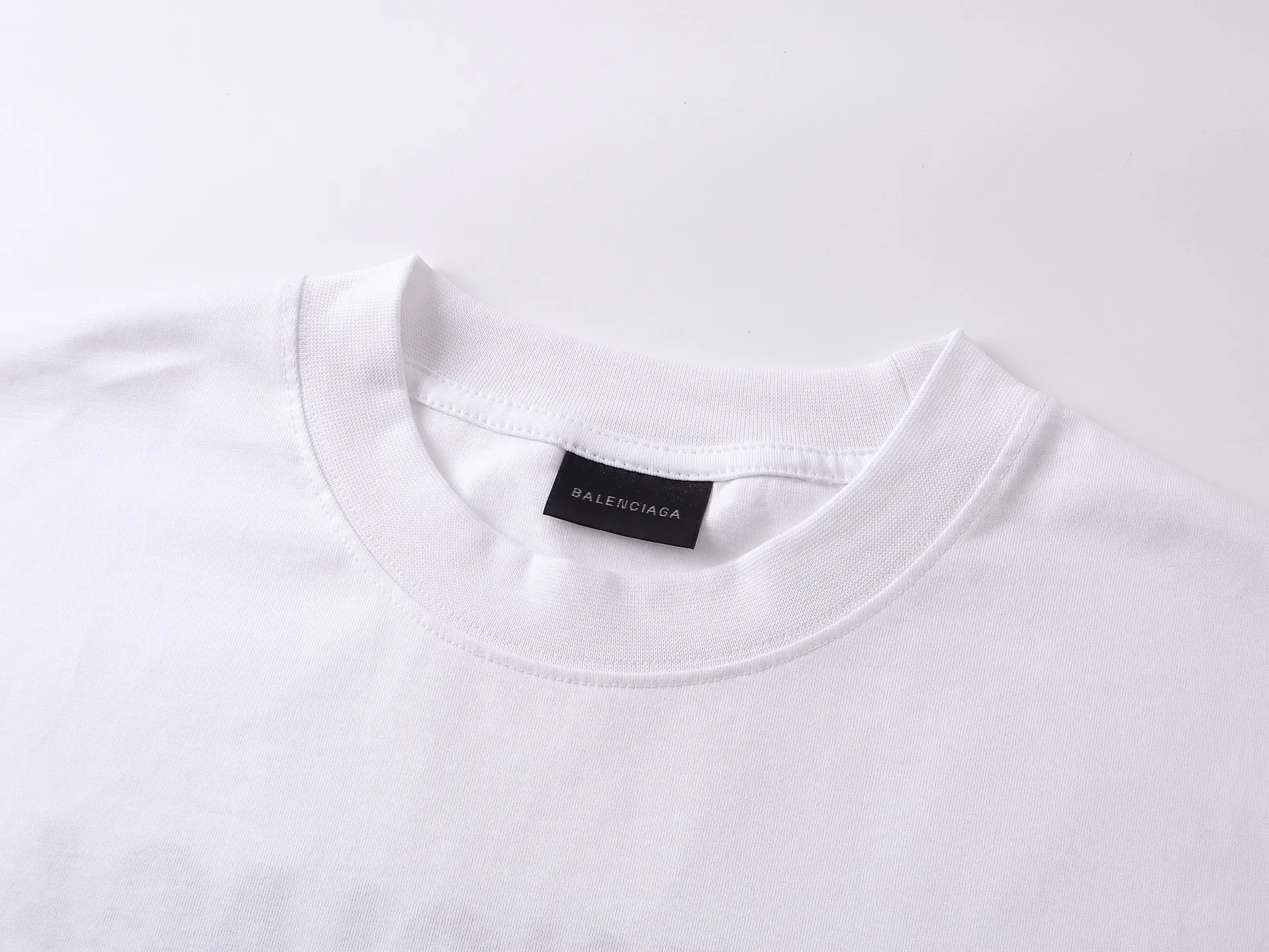 🅿️166 real photos [Top version. Official website quality] BALENCI*GA/Paris #Classic style. Classic letter embroidered short-sleeved T-shirt on the front and back #2023 spring and summer brick cabinet synchronization.                       The fabric is made of Paris ZP custom-woven and dyed cotton double yarn, weighing 260 grams. The cloth surface is clean. The cloth pattern is clear, soft and comfortable. The threads are dyed with no color difference. The classic letters are embroidered with an imported embroidery machine. The letters are clear and the effect is three-dimensional, restoring the brick cabinet. The version adopts the OS loose shoulder style. Same style for men and women. Coding: BL223006 Color: smoke gray, purple, light green, peacock blue, black, rice coffee, gray green, white Size: XS S M L