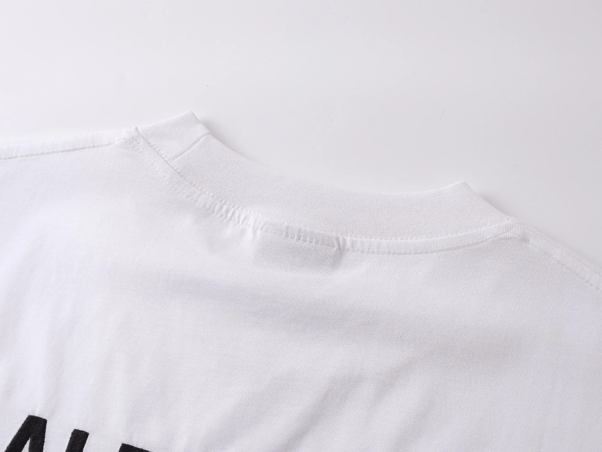 🅿️166 real photos [Top version. Official website quality] BALENCI*GA/Paris #Classic style. Classic letter embroidered short-sleeved T-shirt on the front and back #2023 spring and summer brick cabinet synchronization.                       The fabric is made of Paris ZP custom-woven and dyed cotton double yarn, weighing 260 grams. The cloth surface is clean. The cloth pattern is clear, soft and comfortable. The threads are dyed with no color difference. The classic letters are embroidered with an imported embroidery machine. The letters are clear and the effect is three-dimensional, restoring the brick cabinet. The version adopts the OS loose shoulder style. Same style for men and women. Coding: BL223006 Color: smoke gray, purple, light green, peacock blue, black, rice coffee, gray green, white Size: XS S M L