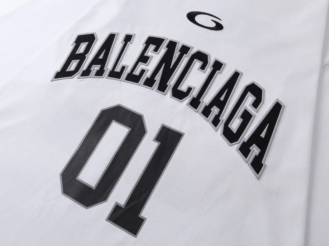 🅿️240 real photos [Top version. Official website quality] BALENCI*GA/Paris.SS25 latest basketball uniform embroidered printed long-sleeved T-shirt. The front embroidery is embroidered and printed using a Tajima computer embroidery machine, the lower left corner is stamped, and the back piece is printed. Brick cabinets are synchronized. Genuine products are developed at the first time. The fabric is made of Paris ZP custom-woven and dyed cotton double yarn. Weighing 260 grams, the cloth surface is clean. The cloth pattern is clear, soft and comfortable. The threads are dyed with no color difference. The printing uses environmentally friendly imported materials, the letters are clear and the effect is three-dimensional. The version adopts OS loose shoulder design. Same style for men and women. Code: BL255069 Color: black, white, colorful blue, purple Size: XS S M L