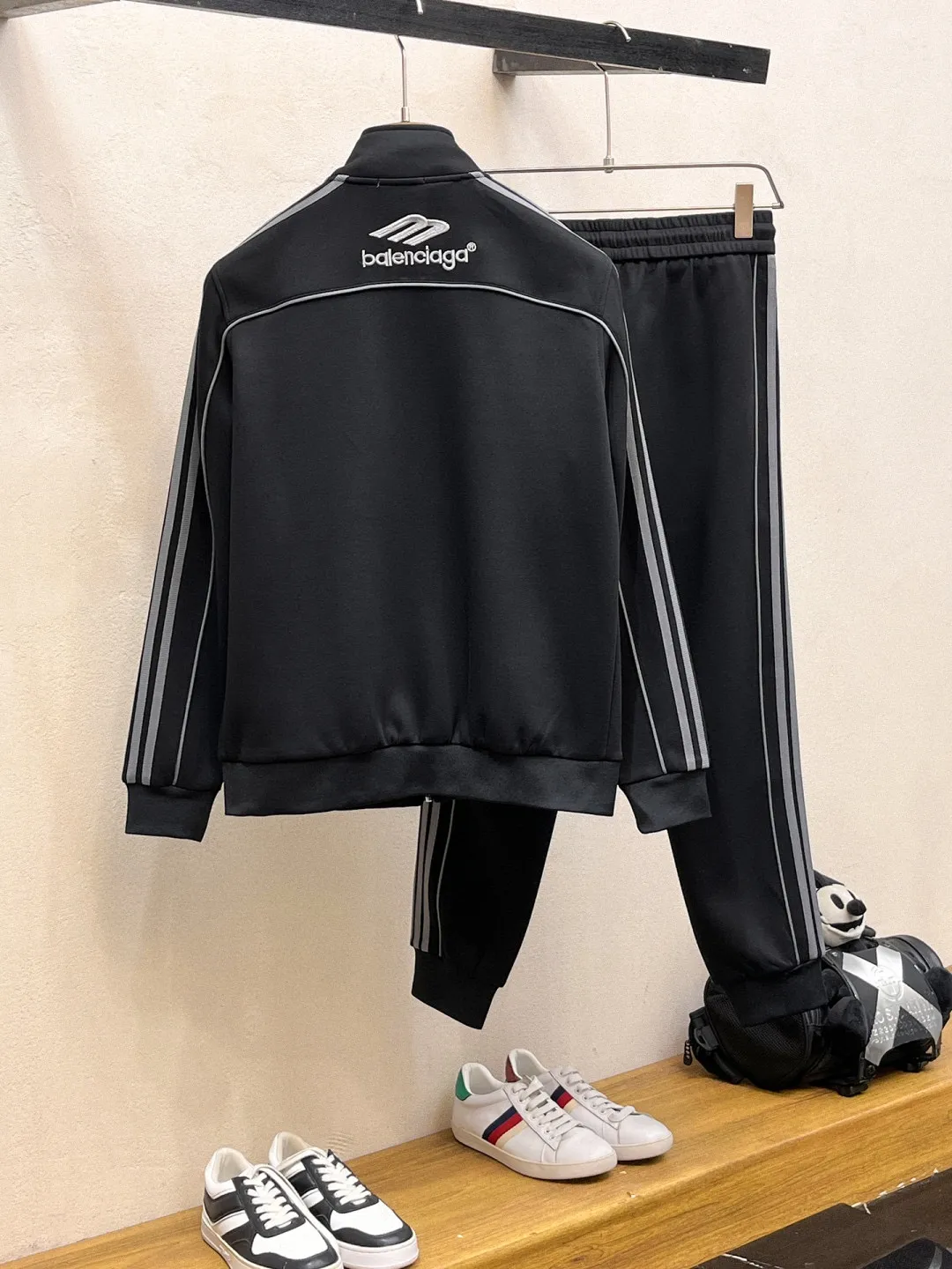 🅿️720 [BALENCIAGA] Hot-selling suit is coming. Focus on the original version of the official website. 2025 new hot-selling cardigan and sweatshirt suit. The original order is the best. 🇭🇰The meticulous work of top designers is dedicated to a fitting and perfect upper body effect. All-natural high-quality Tencel Roman cotton 100%, close-fitting comfort, noble and elegant! Original hardware embodies elegance and nobility! Counter size: M-3XL (maximum wear up to 190 pounds)