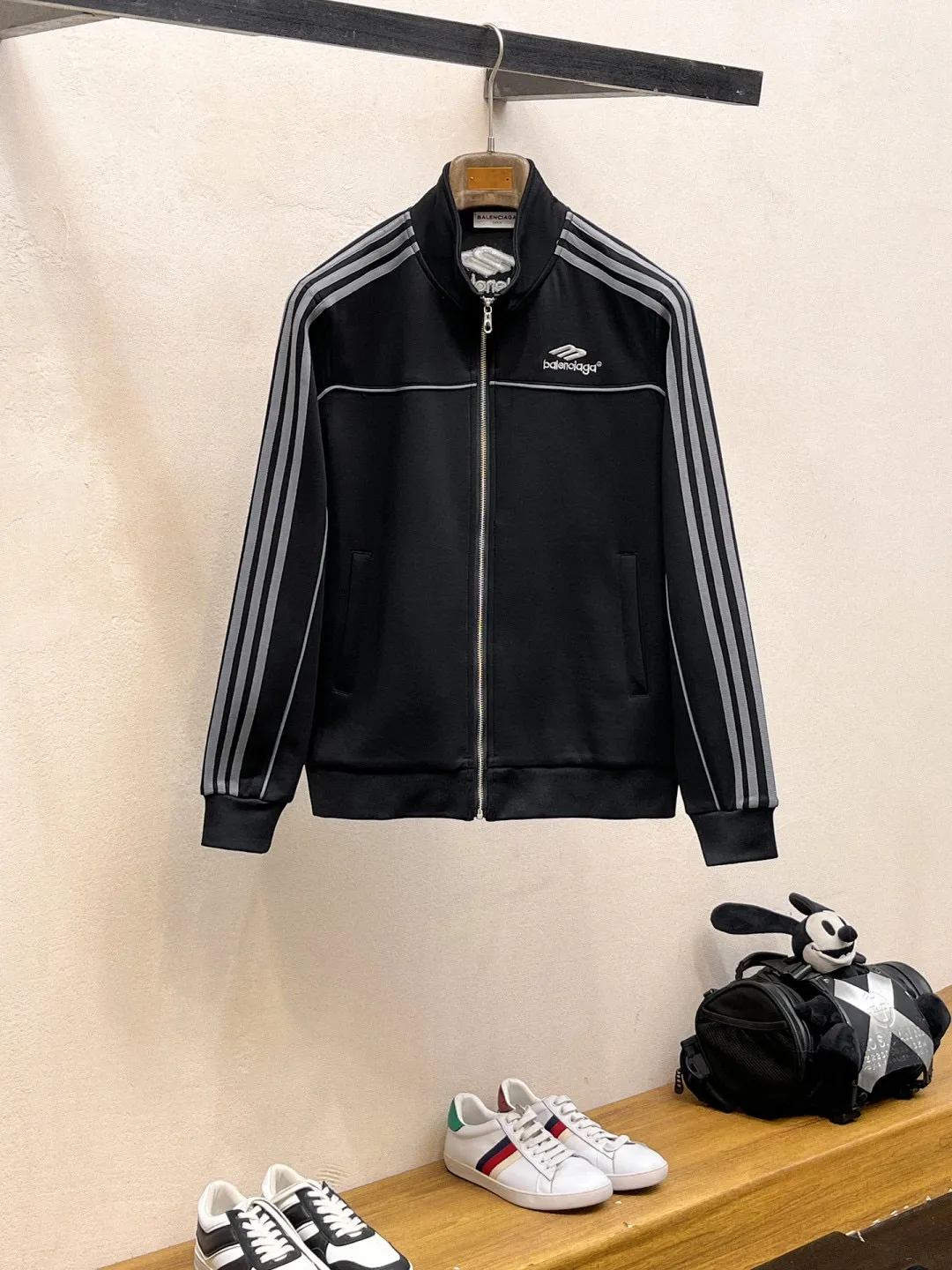 🅿️720 [BALENCIAGA] Hot-selling suit is coming. Focus on the original version of the official website. 2025 new hot-selling cardigan and sweatshirt suit. The original order is the best. 🇭🇰The meticulous work of top designers is dedicated to a fitting and perfect upper body effect. All-natural high-quality Tencel Roman cotton 100%, close-fitting comfort, noble and elegant! Original hardware embodies elegance and nobility! Counter size: M-3XL (maximum wear up to 190 pounds)