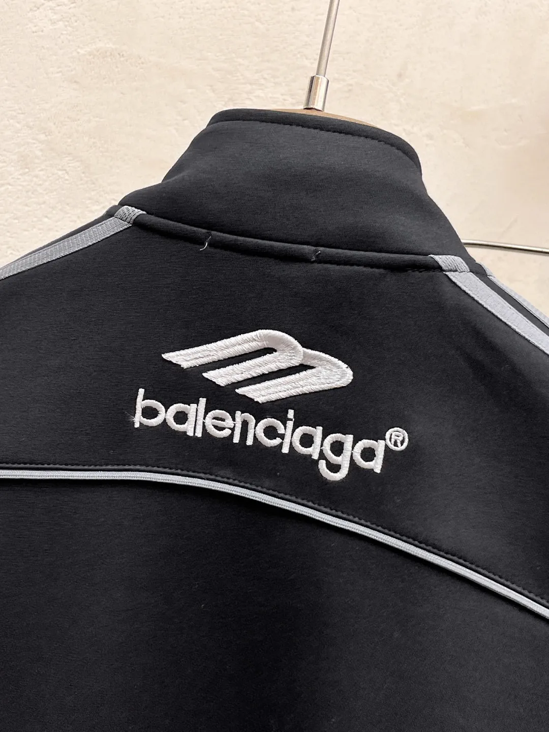 🅿️720 [BALENCIAGA] Hot-selling suit is coming. Focus on the original version of the official website. 2025 new hot-selling cardigan and sweatshirt suit. The original order is the best. 🇭🇰The meticulous work of top designers is dedicated to a fitting and perfect upper body effect. All-natural high-quality Tencel Roman cotton 100%, close-fitting comfort, noble and elegant! Original hardware embodies elegance and nobility! Counter size: M-3XL (maximum wear up to 190 pounds)