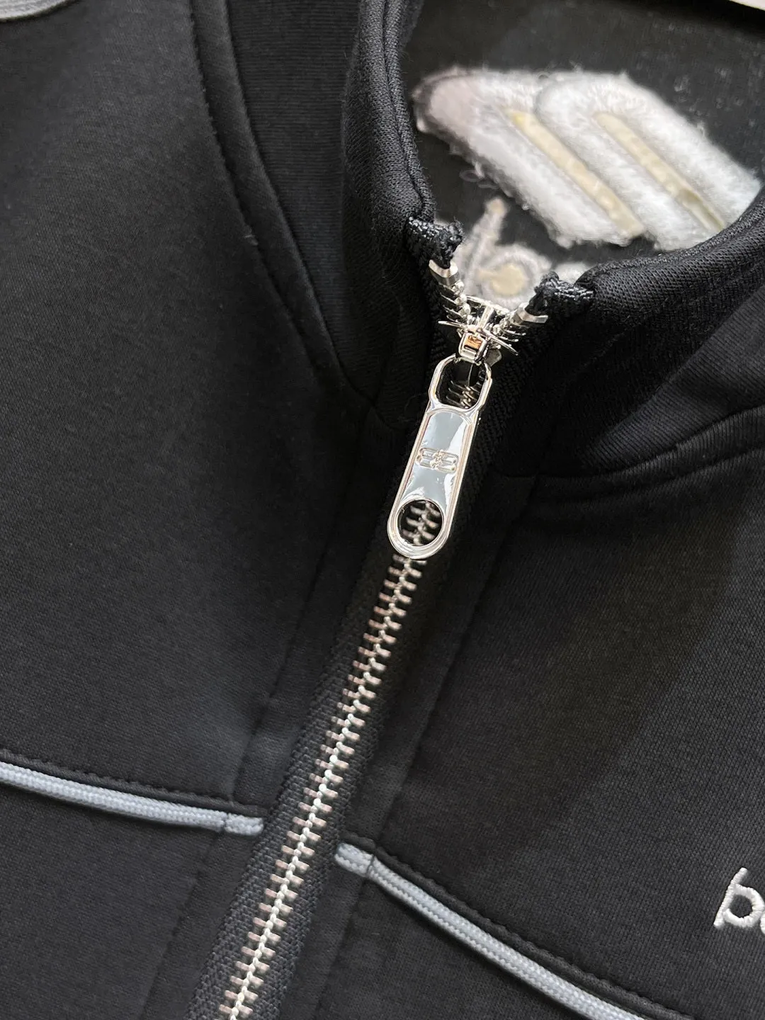 🅿️720 [BALENCIAGA] Hot-selling suit is coming. Focus on the original version of the official website. 2025 new hot-selling cardigan and sweatshirt suit. The original order is the best. 🇭🇰The meticulous work of top designers is dedicated to a fitting and perfect upper body effect. All-natural high-quality Tencel Roman cotton 100%, close-fitting comfort, noble and elegant! Original hardware embodies elegance and nobility! Counter size: M-3XL (maximum wear up to 190 pounds)