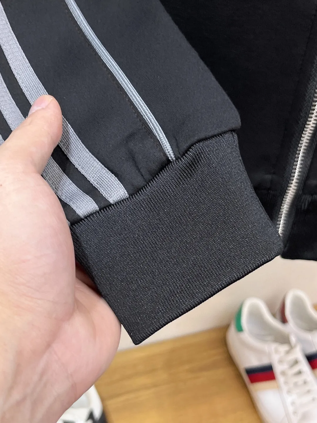 🅿️720 [BALENCIAGA] Hot-selling suit is coming. Focus on the original version of the official website. 2025 new hot-selling cardigan and sweatshirt suit. The original order is the best. 🇭🇰The meticulous work of top designers is dedicated to a fitting and perfect upper body effect. All-natural high-quality Tencel Roman cotton 100%, close-fitting comfort, noble and elegant! Original hardware embodies elegance and nobility! Counter size: M-3XL (maximum wear up to 190 pounds)