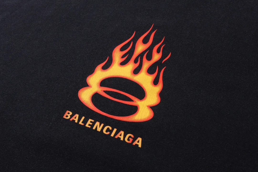 🅿️230 real photos [Top version. Official website quality] BALENCI*GA/Paris#.2024#Double Ring# Flame Direct Injection Printed Washed and Distressed Long Sleeve T-shirt 2024 New Style. Genuine product developed at the first time, widely used in the market. Happy printing comparison! The fabric is made of Paris ZP custom-woven and dyed cotton double yarn. Weighing 260 grams, the cloth surface is clean. The cloth pattern is clear, soft and comfortable. The threads are dyed with no color difference. The printing uses environmentally friendly imported materials for direct printing, with clear patterns and three-dimensional effects. The entire garment is washed, distressed and worn. The version adopts OS loose shoulder design. Same style for men and women. Code: BL225037 Color: washed black Size: XS S M L