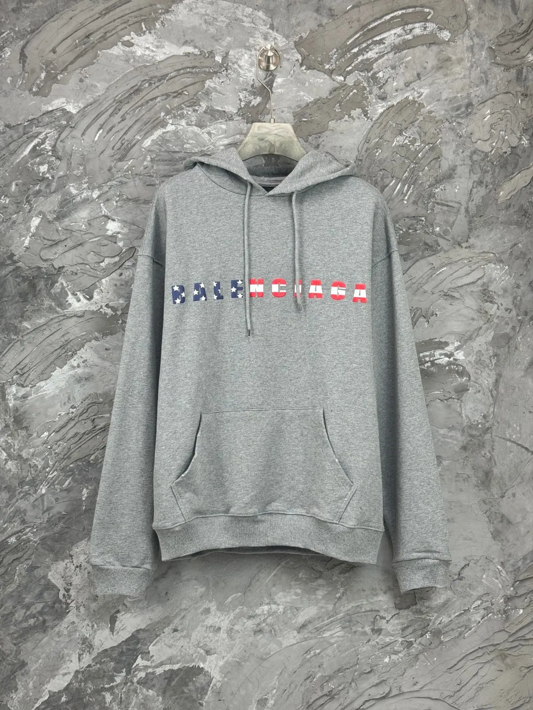 🅿️370 - BALENCI*GA Paris colorful foam logo hooded long-sleeved sweatshirt. The front pattern is printed with environmentally friendly foam glue. The ready-made garments are washed and worn. Customized matching hardware. The letters are clear. The effect is three-dimensional. Exclusively matched to the pattern, woven and dyed 460g fabric. Threads are dyed in the same cylinder with zero color difference. Brick cabinet synchronization. Welcome to compare. Same style for men and women -Color: washed black, flower gray -SIZE: Xs S M L Style number 8973#