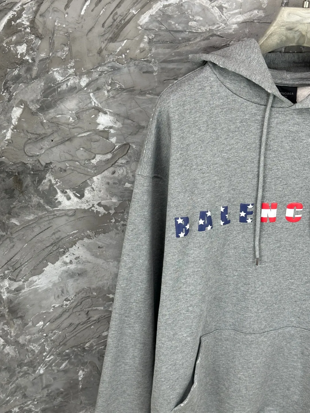 🅿️370 - BALENCI*GA Paris colorful foam logo hooded long-sleeved sweatshirt. The front pattern is printed with environmentally friendly foam glue. The ready-made garments are washed and worn. Customized matching hardware. The letters are clear. The effect is three-dimensional. Exclusively matched to the pattern, woven and dyed 460g fabric. Threads are dyed in the same cylinder with zero color difference. Brick cabinet synchronization. Welcome to compare. Same style for men and women -Color: washed black, flower gray -SIZE: Xs S M L Style number 8973#