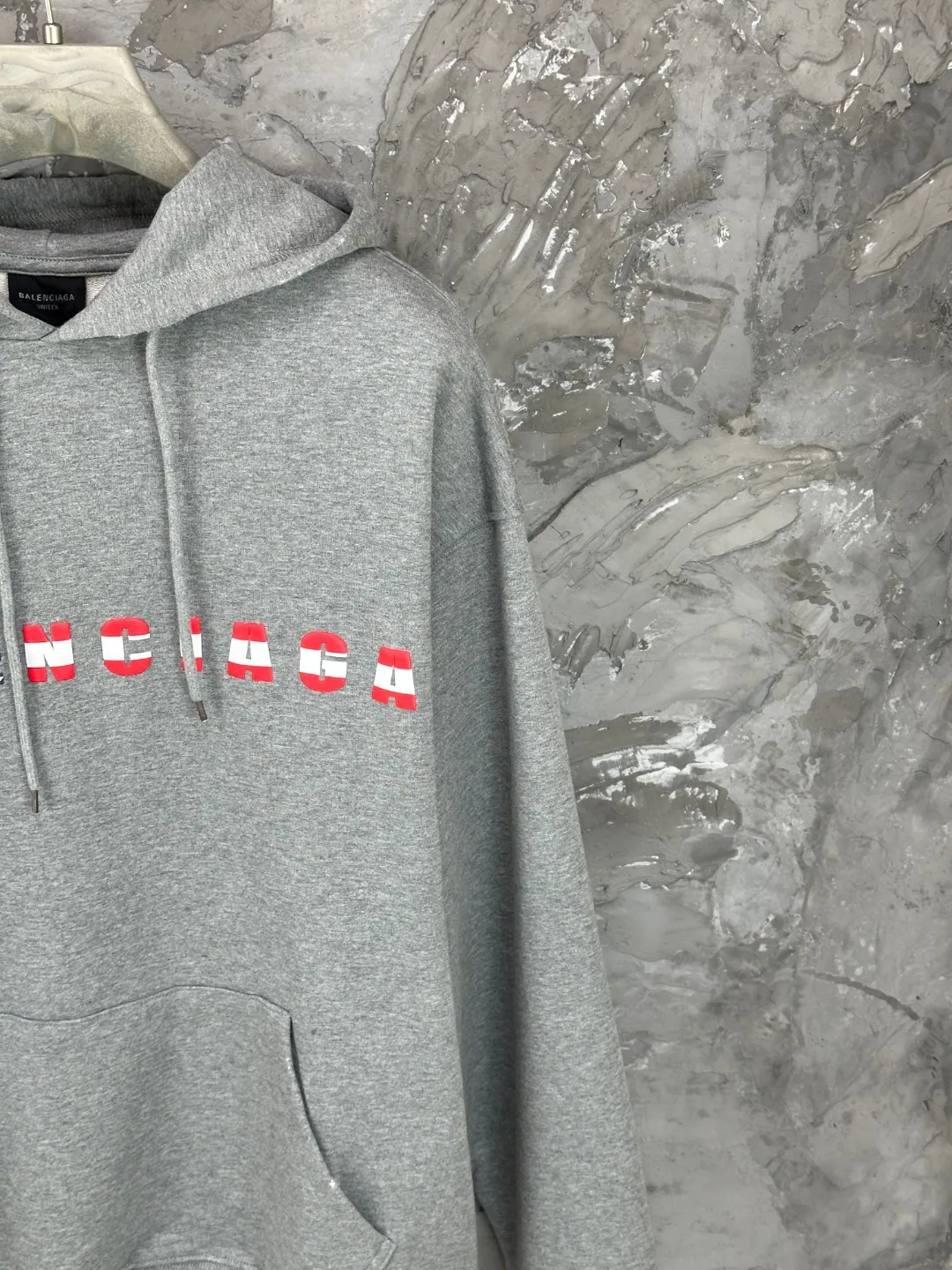 🅿️370 - BALENCI*GA Paris colorful foam logo hooded long-sleeved sweatshirt. The front pattern is printed with environmentally friendly foam glue. The ready-made garments are washed and worn. Customized matching hardware. The letters are clear. The effect is three-dimensional. Exclusively matched to the pattern, woven and dyed 460g fabric. Threads are dyed in the same cylinder with zero color difference. Brick cabinet synchronization. Welcome to compare. Same style for men and women -Color: washed black, flower gray -SIZE: Xs S M L Style number 8973#