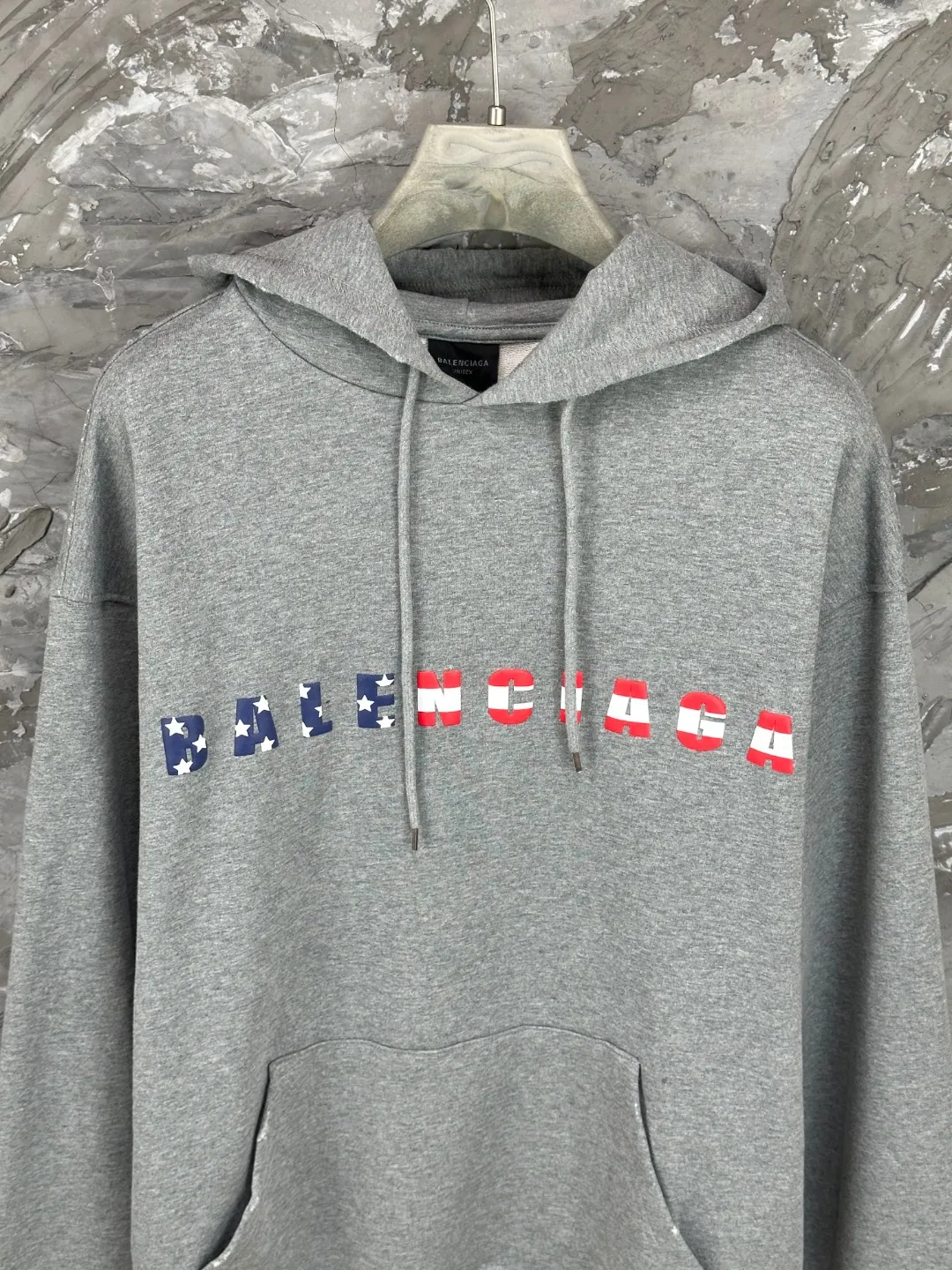 🅿️370 - BALENCI*GA Paris colorful foam logo hooded long-sleeved sweatshirt. The front pattern is printed with environmentally friendly foam glue. The ready-made garments are washed and worn. Customized matching hardware. The letters are clear. The effect is three-dimensional. Exclusively matched to the pattern, woven and dyed 460g fabric. Threads are dyed in the same cylinder with zero color difference. Brick cabinet synchronization. Welcome to compare. Same style for men and women -Color: washed black, flower gray -SIZE: Xs S M L Style number 8973#