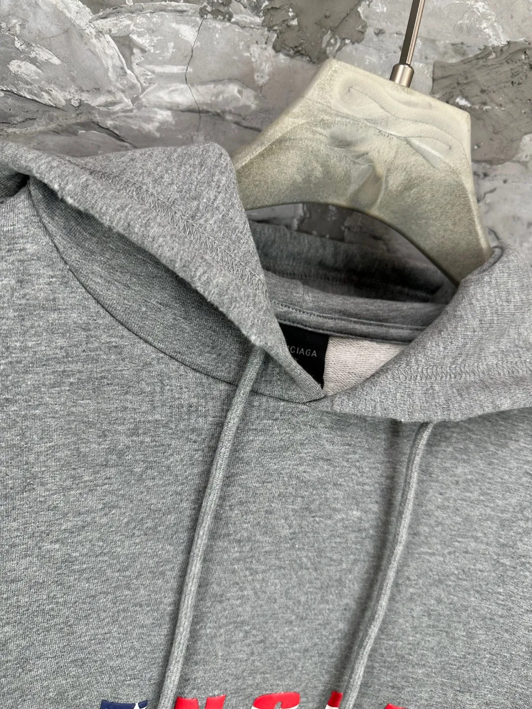 🅿️370 - BALENCI*GA Paris colorful foam logo hooded long-sleeved sweatshirt. The front pattern is printed with environmentally friendly foam glue. The ready-made garments are washed and worn. Customized matching hardware. The letters are clear. The effect is three-dimensional. Exclusively matched to the pattern, woven and dyed 460g fabric. Threads are dyed in the same cylinder with zero color difference. Brick cabinet synchronization. Welcome to compare. Same style for men and women -Color: washed black, flower gray -SIZE: Xs S M L Style number 8973#