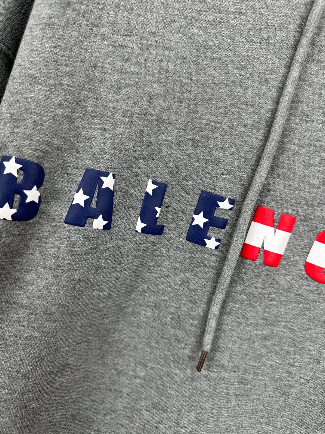 🅿️370 - BALENCI*GA Paris colorful foam logo hooded long-sleeved sweatshirt. The front pattern is printed with environmentally friendly foam glue. The ready-made garments are washed and worn. Customized matching hardware. The letters are clear. The effect is three-dimensional. Exclusively matched to the pattern, woven and dyed 460g fabric. Threads are dyed in the same cylinder with zero color difference. Brick cabinet synchronization. Welcome to compare. Same style for men and women -Color: washed black, flower gray -SIZE: Xs S M L Style number 8973#
