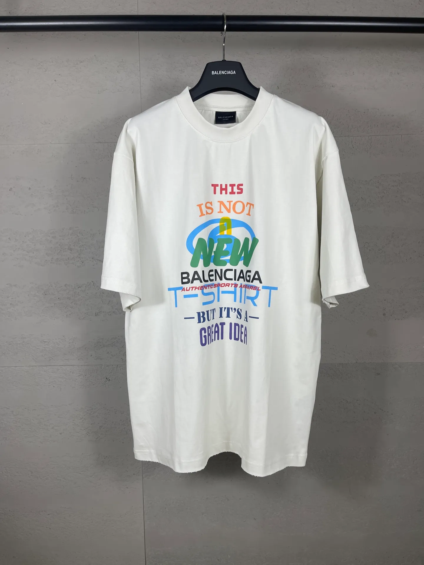 🅿️186 real photos [Top version. Official website quality] BALENCI*SS25 new style. Short-sleeved T-shirts with colorful multi-element artistic printing of letter LOGO. Synchronized with brick cabinets. Developed as genuine products at the first time, enjoy printing and comparison! The fabric is made of Paris ZP custom-woven and dyed cotton double yarn. Weighing 260 grams, the cloth surface is clean. The cloth pattern is clear, soft and comfortable. The threads are dyed with no color difference. The printing uses environmentally friendly imported materials. The letters are clear and the effect is three-dimensional. The version adopts OS loose shoulder design. Same style for men and women. Code: BL253708 Color: Apricot Size: XS S M L
